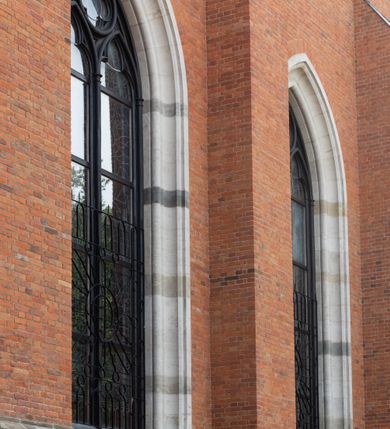 Zdjęcie nr 14: Kościół z cegły i kamienia. Na rzucie krzyża łacińskiego, jednonawowy z wciągniętymi do wnętrza przyporami. Prezbiterium krótkie, zamknięte pięcioma bokami ośmioboku. Korpus jednonawowy, czteroprzęsłowy, po bokach z płytkimi wnękami-kaplicami pomiędzy przyporami, poprzedzony od zach. przedsionkiem. Do pierwszego przęsła dostawione dwie symetryczne, trójboczne kaplice, nad nimi dwie czworoboczne wieże. Zakrystia przy prezbiterium na osi kościoła. Artykulacja ścian wnętrza za pomocą filarów opiętych półkolumnami z kapitelami z motywów liści. Między filarami rozpięte ostrołukowe arkady tworzące płytkie wnęki. Pierwsze przęsło wyróżnione przy pomocy masywnych filarów, ujętych niemal pełnoplastycznymi kolumnami. Okna ostrołukowe, dwudzielne z maswerkami, wsparte na gzymsach. Sklepienia krzyżowo-żebrowe na zaostrzonych gurtach. Kaplice artykułowane analogicznie do nawy kościoła, ze sklepieniami gwiaździstymi. Przedsionek otwiera się do kościoła trzema portalami ostrołukowymi opiętymi kolumnami. W polach archiwolt płaskorzeźby: Boże Narodzenie, Ukrzyżowanie, Wniebowstąpienie (K. Ceptowski).  W prezbiterium, na osi kościoła prostokątny otwór drzwiowy prowadzący do zakrystii. Chór muzyczny umieszczony nad kruchtą kościoła, na rzucie prostokąta, z kamienną balustradą maswerkową. Fasada kamienna, trójosiowa, zamknięta trójkątnie, flankowana lizenami przechodzącymi w ażurowe wieżyczki-latarnie, na rzucie kwadratu. Wieżyczki zwieńczone gzymsem i balustradą arkadową, hełmy ostrosłupowy zakończony iglicą. W dolnej części trzy filarowe arkady ostrołukowe, otwierające się do kruchty, sklepienie kruchty krzyżowo-żebrowe. Nad arkadami wejściowymi trzy tonda: litery IHS, Oko Opatrzności i splecione litery imienia Maria. Pośrodku na osi kościoła duża rozeta z maswerkiem, profilowana, otoczona pierścieniem wypełnionym stylizowanym ornamentem roślinnym. Ponad arkadami pełnoplastyczne figury czterech ewangelistów ustawionych na konsolach z rzeźbionymi atrybutami (F. Kuhn). Po bokach rozety prostokątne płyciny z traczami herbowymi Potockich i Branickich. U góry, na osi fasady figura Archanioła Michała. Elewacje na kamiennym cokole, z gzymsem kapnikowym, opięte prostokątnymi przyporami zwieńczonymi kamiennymi nakrywami. W górnej części kamienny fryz arkadkowy. Nad nim gzyms koronujący podtrzymujący ażurową, arkadową balustradę. Przy prezbiterium kaplice zamknięte trójbocznie, prezbiterium zamknięte pięciobocznie. Zakrystia na osi prezbiterium, na rzucie prostokąta, zwieńczona sygnaturką i ceglanym kominem. Po bokach prostokątne aneksy, południowy aneks - trzy okna ostrołukowe w kamiennej opasce, w środkowym przedstawienie Ukrzyżowanego Chrystusa. W północnym aneksie pojedyncze analogiczne okno. Okna ostrołukowe w profilowanych kamiennych opaskach, pomiędzy nimi a gzymsem koronującym mniejsze ostrołukowe w uskokowych arkadach. Nad kaplicami bocznymi dwie symetryczne wieże na rzucie kwadratu, w połowie wysokości kamienny gzyms z fryzem arkadkowym. Okna ostrołukowe w kamiennej opasce. Całość zwieńczona ślepym fryzem arkadkowym, wyżej gzyms dźwigający ażurową arkadkową balustradę. Hełmy ostrosłupowe, miedziane. Zakrystia na rzucie prostokąta, nakryta sklepieniem kolebkowym zaostrzonym i krzyżowym z lunetami , oddzielone gurtem. Portale od wschodu i zachodu prostokątne zamknięte łukiem ostrym. Okna ostrołukowe.