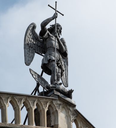 Zdjęcie nr 31: Kościół z cegły i kamienia. Na rzucie krzyża łacińskiego, jednonawowy z wciągniętymi do wnętrza przyporami. Prezbiterium krótkie, zamknięte pięcioma bokami ośmioboku. Korpus jednonawowy, czteroprzęsłowy, po bokach z płytkimi wnękami-kaplicami pomiędzy przyporami, poprzedzony od zach. przedsionkiem. Do pierwszego przęsła dostawione dwie symetryczne, trójboczne kaplice, nad nimi dwie czworoboczne wieże. Zakrystia przy prezbiterium na osi kościoła. Artykulacja ścian wnętrza za pomocą filarów opiętych półkolumnami z kapitelami z motywów liści. Między filarami rozpięte ostrołukowe arkady tworzące płytkie wnęki. Pierwsze przęsło wyróżnione przy pomocy masywnych filarów, ujętych niemal pełnoplastycznymi kolumnami. Okna ostrołukowe, dwudzielne z maswerkami, wsparte na gzymsach. Sklepienia krzyżowo-żebrowe na zaostrzonych gurtach. Kaplice artykułowane analogicznie do nawy kościoła, ze sklepieniami gwiaździstymi. Przedsionek otwiera się do kościoła trzema portalami ostrołukowymi opiętymi kolumnami. W polach archiwolt płaskorzeźby: Boże Narodzenie, Ukrzyżowanie, Wniebowstąpienie (K. Ceptowski).  W prezbiterium, na osi kościoła prostokątny otwór drzwiowy prowadzący do zakrystii. Chór muzyczny umieszczony nad kruchtą kościoła, na rzucie prostokąta, z kamienną balustradą maswerkową. Fasada kamienna, trójosiowa, zamknięta trójkątnie, flankowana lizenami przechodzącymi w ażurowe wieżyczki-latarnie, na rzucie kwadratu. Wieżyczki zwieńczone gzymsem i balustradą arkadową, hełmy ostrosłupowy zakończony iglicą. W dolnej części trzy filarowe arkady ostrołukowe, otwierające się do kruchty, sklepienie kruchty krzyżowo-żebrowe. Nad arkadami wejściowymi trzy tonda: litery IHS, Oko Opatrzności i splecione litery imienia Maria. Pośrodku na osi kościoła duża rozeta z maswerkiem, profilowana, otoczona pierścieniem wypełnionym stylizowanym ornamentem roślinnym. Ponad arkadami pełnoplastyczne figury czterech ewangelistów ustawionych na konsolach z rzeźbionymi atrybutami (F. Kuhn). Po bokach rozety prostokątne płyciny z traczami herbowymi Potockich i Branickich. U góry, na osi fasady figura Archanioła Michała. Elewacje na kamiennym cokole, z gzymsem kapnikowym, opięte prostokątnymi przyporami zwieńczonymi kamiennymi nakrywami. W górnej części kamienny fryz arkadkowy. Nad nim gzyms koronujący podtrzymujący ażurową, arkadową balustradę. Przy prezbiterium kaplice zamknięte trójbocznie, prezbiterium zamknięte pięciobocznie. Zakrystia na osi prezbiterium, na rzucie prostokąta, zwieńczona sygnaturką i ceglanym kominem. Po bokach prostokątne aneksy, południowy aneks - trzy okna ostrołukowe w kamiennej opasce, w środkowym przedstawienie Ukrzyżowanego Chrystusa. W północnym aneksie pojedyncze analogiczne okno. Okna ostrołukowe w profilowanych kamiennych opaskach, pomiędzy nimi a gzymsem koronującym mniejsze ostrołukowe w uskokowych arkadach. Nad kaplicami bocznymi dwie symetryczne wieże na rzucie kwadratu, w połowie wysokości kamienny gzyms z fryzem arkadkowym. Okna ostrołukowe w kamiennej opasce. Całość zwieńczona ślepym fryzem arkadkowym, wyżej gzyms dźwigający ażurową arkadkową balustradę. Hełmy ostrosłupowe, miedziane. Zakrystia na rzucie prostokąta, nakryta sklepieniem kolebkowym zaostrzonym i krzyżowym z lunetami , oddzielone gurtem. Portale od wschodu i zachodu prostokątne zamknięte łukiem ostrym. Okna ostrołukowe.