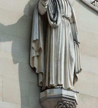 Zdjęcie nr 51: Kościół z cegły i kamienia. Na rzucie krzyża łacińskiego, jednonawowy z wciągniętymi do wnętrza przyporami. Prezbiterium krótkie, zamknięte pięcioma bokami ośmioboku. Korpus jednonawowy, czteroprzęsłowy, po bokach z płytkimi wnękami-kaplicami pomiędzy przyporami, poprzedzony od zach. przedsionkiem. Do pierwszego przęsła dostawione dwie symetryczne, trójboczne kaplice, nad nimi dwie czworoboczne wieże. Zakrystia przy prezbiterium na osi kościoła. Artykulacja ścian wnętrza za pomocą filarów opiętych półkolumnami z kapitelami z motywów liści. Między filarami rozpięte ostrołukowe arkady tworzące płytkie wnęki. Pierwsze przęsło wyróżnione przy pomocy masywnych filarów, ujętych niemal pełnoplastycznymi kolumnami. Okna ostrołukowe, dwudzielne z maswerkami, wsparte na gzymsach. Sklepienia krzyżowo-żebrowe na zaostrzonych gurtach. Kaplice artykułowane analogicznie do nawy kościoła, ze sklepieniami gwiaździstymi. Przedsionek otwiera się do kościoła trzema portalami ostrołukowymi opiętymi kolumnami. W polach archiwolt płaskorzeźby: Boże Narodzenie, Ukrzyżowanie, Wniebowstąpienie (K. Ceptowski).  W prezbiterium, na osi kościoła prostokątny otwór drzwiowy prowadzący do zakrystii. Chór muzyczny umieszczony nad kruchtą kościoła, na rzucie prostokąta, z kamienną balustradą maswerkową. Fasada kamienna, trójosiowa, zamknięta trójkątnie, flankowana lizenami przechodzącymi w ażurowe wieżyczki-latarnie, na rzucie kwadratu. Wieżyczki zwieńczone gzymsem i balustradą arkadową, hełmy ostrosłupowy zakończony iglicą. W dolnej części trzy filarowe arkady ostrołukowe, otwierające się do kruchty, sklepienie kruchty krzyżowo-żebrowe. Nad arkadami wejściowymi trzy tonda: litery IHS, Oko Opatrzności i splecione litery imienia Maria. Pośrodku na osi kościoła duża rozeta z maswerkiem, profilowana, otoczona pierścieniem wypełnionym stylizowanym ornamentem roślinnym. Ponad arkadami pełnoplastyczne figury czterech ewangelistów ustawionych na konsolach z rzeźbionymi atrybutami (F. Kuhn). Po bokach rozety prostokątne płyciny z traczami herbowymi Potockich i Branickich. U góry, na osi fasady figura Archanioła Michała. Elewacje na kamiennym cokole, z gzymsem kapnikowym, opięte prostokątnymi przyporami zwieńczonymi kamiennymi nakrywami. W górnej części kamienny fryz arkadkowy. Nad nim gzyms koronujący podtrzymujący ażurową, arkadową balustradę. Przy prezbiterium kaplice zamknięte trójbocznie, prezbiterium zamknięte pięciobocznie. Zakrystia na osi prezbiterium, na rzucie prostokąta, zwieńczona sygnaturką i ceglanym kominem. Po bokach prostokątne aneksy, południowy aneks - trzy okna ostrołukowe w kamiennej opasce, w środkowym przedstawienie Ukrzyżowanego Chrystusa. W północnym aneksie pojedyncze analogiczne okno. Okna ostrołukowe w profilowanych kamiennych opaskach, pomiędzy nimi a gzymsem koronującym mniejsze ostrołukowe w uskokowych arkadach. Nad kaplicami bocznymi dwie symetryczne wieże na rzucie kwadratu, w połowie wysokości kamienny gzyms z fryzem arkadkowym. Okna ostrołukowe w kamiennej opasce. Całość zwieńczona ślepym fryzem arkadkowym, wyżej gzyms dźwigający ażurową arkadkową balustradę. Hełmy ostrosłupowe, miedziane. Zakrystia na rzucie prostokąta, nakryta sklepieniem kolebkowym zaostrzonym i krzyżowym z lunetami , oddzielone gurtem. Portale od wschodu i zachodu prostokątne zamknięte łukiem ostrym. Okna ostrołukowe.