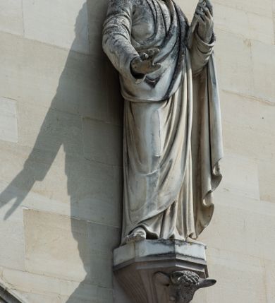 Zdjęcie nr 59: Kościół z cegły i kamienia. Na rzucie krzyża łacińskiego, jednonawowy z wciągniętymi do wnętrza przyporami. Prezbiterium krótkie, zamknięte pięcioma bokami ośmioboku. Korpus jednonawowy, czteroprzęsłowy, po bokach z płytkimi wnękami-kaplicami pomiędzy przyporami, poprzedzony od zach. przedsionkiem. Do pierwszego przęsła dostawione dwie symetryczne, trójboczne kaplice, nad nimi dwie czworoboczne wieże. Zakrystia przy prezbiterium na osi kościoła. Artykulacja ścian wnętrza za pomocą filarów opiętych półkolumnami z kapitelami z motywów liści. Między filarami rozpięte ostrołukowe arkady tworzące płytkie wnęki. Pierwsze przęsło wyróżnione przy pomocy masywnych filarów, ujętych niemal pełnoplastycznymi kolumnami. Okna ostrołukowe, dwudzielne z maswerkami, wsparte na gzymsach. Sklepienia krzyżowo-żebrowe na zaostrzonych gurtach. Kaplice artykułowane analogicznie do nawy kościoła, ze sklepieniami gwiaździstymi. Przedsionek otwiera się do kościoła trzema portalami ostrołukowymi opiętymi kolumnami. W polach archiwolt płaskorzeźby: Boże Narodzenie, Ukrzyżowanie, Wniebowstąpienie (K. Ceptowski).  W prezbiterium, na osi kościoła prostokątny otwór drzwiowy prowadzący do zakrystii. Chór muzyczny umieszczony nad kruchtą kościoła, na rzucie prostokąta, z kamienną balustradą maswerkową. Fasada kamienna, trójosiowa, zamknięta trójkątnie, flankowana lizenami przechodzącymi w ażurowe wieżyczki-latarnie, na rzucie kwadratu. Wieżyczki zwieńczone gzymsem i balustradą arkadową, hełmy ostrosłupowy zakończony iglicą. W dolnej części trzy filarowe arkady ostrołukowe, otwierające się do kruchty, sklepienie kruchty krzyżowo-żebrowe. Nad arkadami wejściowymi trzy tonda: litery IHS, Oko Opatrzności i splecione litery imienia Maria. Pośrodku na osi kościoła duża rozeta z maswerkiem, profilowana, otoczona pierścieniem wypełnionym stylizowanym ornamentem roślinnym. Ponad arkadami pełnoplastyczne figury czterech ewangelistów ustawionych na konsolach z rzeźbionymi atrybutami (F. Kuhn). Po bokach rozety prostokątne płyciny z traczami herbowymi Potockich i Branickich. U góry, na osi fasady figura Archanioła Michała. Elewacje na kamiennym cokole, z gzymsem kapnikowym, opięte prostokątnymi przyporami zwieńczonymi kamiennymi nakrywami. W górnej części kamienny fryz arkadkowy. Nad nim gzyms koronujący podtrzymujący ażurową, arkadową balustradę. Przy prezbiterium kaplice zamknięte trójbocznie, prezbiterium zamknięte pięciobocznie. Zakrystia na osi prezbiterium, na rzucie prostokąta, zwieńczona sygnaturką i ceglanym kominem. Po bokach prostokątne aneksy, południowy aneks - trzy okna ostrołukowe w kamiennej opasce, w środkowym przedstawienie Ukrzyżowanego Chrystusa. W północnym aneksie pojedyncze analogiczne okno. Okna ostrołukowe w profilowanych kamiennych opaskach, pomiędzy nimi a gzymsem koronującym mniejsze ostrołukowe w uskokowych arkadach. Nad kaplicami bocznymi dwie symetryczne wieże na rzucie kwadratu, w połowie wysokości kamienny gzyms z fryzem arkadkowym. Okna ostrołukowe w kamiennej opasce. Całość zwieńczona ślepym fryzem arkadkowym, wyżej gzyms dźwigający ażurową arkadkową balustradę. Hełmy ostrosłupowe, miedziane. Zakrystia na rzucie prostokąta, nakryta sklepieniem kolebkowym zaostrzonym i krzyżowym z lunetami , oddzielone gurtem. Portale od wschodu i zachodu prostokątne zamknięte łukiem ostrym. Okna ostrołukowe.