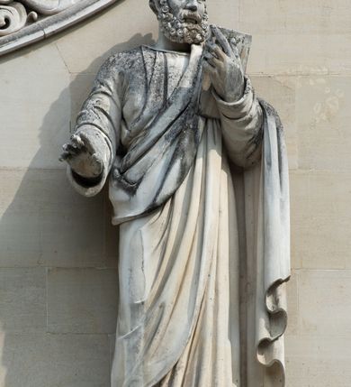 Zdjęcie nr 58: Kościół z cegły i kamienia. Na rzucie krzyża łacińskiego, jednonawowy z wciągniętymi do wnętrza przyporami. Prezbiterium krótkie, zamknięte pięcioma bokami ośmioboku. Korpus jednonawowy, czteroprzęsłowy, po bokach z płytkimi wnękami-kaplicami pomiędzy przyporami, poprzedzony od zach. przedsionkiem. Do pierwszego przęsła dostawione dwie symetryczne, trójboczne kaplice, nad nimi dwie czworoboczne wieże. Zakrystia przy prezbiterium na osi kościoła. Artykulacja ścian wnętrza za pomocą filarów opiętych półkolumnami z kapitelami z motywów liści. Między filarami rozpięte ostrołukowe arkady tworzące płytkie wnęki. Pierwsze przęsło wyróżnione przy pomocy masywnych filarów, ujętych niemal pełnoplastycznymi kolumnami. Okna ostrołukowe, dwudzielne z maswerkami, wsparte na gzymsach. Sklepienia krzyżowo-żebrowe na zaostrzonych gurtach. Kaplice artykułowane analogicznie do nawy kościoła, ze sklepieniami gwiaździstymi. Przedsionek otwiera się do kościoła trzema portalami ostrołukowymi opiętymi kolumnami. W polach archiwolt płaskorzeźby: Boże Narodzenie, Ukrzyżowanie, Wniebowstąpienie (K. Ceptowski).  W prezbiterium, na osi kościoła prostokątny otwór drzwiowy prowadzący do zakrystii. Chór muzyczny umieszczony nad kruchtą kościoła, na rzucie prostokąta, z kamienną balustradą maswerkową. Fasada kamienna, trójosiowa, zamknięta trójkątnie, flankowana lizenami przechodzącymi w ażurowe wieżyczki-latarnie, na rzucie kwadratu. Wieżyczki zwieńczone gzymsem i balustradą arkadową, hełmy ostrosłupowy zakończony iglicą. W dolnej części trzy filarowe arkady ostrołukowe, otwierające się do kruchty, sklepienie kruchty krzyżowo-żebrowe. Nad arkadami wejściowymi trzy tonda: litery IHS, Oko Opatrzności i splecione litery imienia Maria. Pośrodku na osi kościoła duża rozeta z maswerkiem, profilowana, otoczona pierścieniem wypełnionym stylizowanym ornamentem roślinnym. Ponad arkadami pełnoplastyczne figury czterech ewangelistów ustawionych na konsolach z rzeźbionymi atrybutami (F. Kuhn). Po bokach rozety prostokątne płyciny z traczami herbowymi Potockich i Branickich. U góry, na osi fasady figura Archanioła Michała. Elewacje na kamiennym cokole, z gzymsem kapnikowym, opięte prostokątnymi przyporami zwieńczonymi kamiennymi nakrywami. W górnej części kamienny fryz arkadkowy. Nad nim gzyms koronujący podtrzymujący ażurową, arkadową balustradę. Przy prezbiterium kaplice zamknięte trójbocznie, prezbiterium zamknięte pięciobocznie. Zakrystia na osi prezbiterium, na rzucie prostokąta, zwieńczona sygnaturką i ceglanym kominem. Po bokach prostokątne aneksy, południowy aneks - trzy okna ostrołukowe w kamiennej opasce, w środkowym przedstawienie Ukrzyżowanego Chrystusa. W północnym aneksie pojedyncze analogiczne okno. Okna ostrołukowe w profilowanych kamiennych opaskach, pomiędzy nimi a gzymsem koronującym mniejsze ostrołukowe w uskokowych arkadach. Nad kaplicami bocznymi dwie symetryczne wieże na rzucie kwadratu, w połowie wysokości kamienny gzyms z fryzem arkadkowym. Okna ostrołukowe w kamiennej opasce. Całość zwieńczona ślepym fryzem arkadkowym, wyżej gzyms dźwigający ażurową arkadkową balustradę. Hełmy ostrosłupowe, miedziane. Zakrystia na rzucie prostokąta, nakryta sklepieniem kolebkowym zaostrzonym i krzyżowym z lunetami , oddzielone gurtem. Portale od wschodu i zachodu prostokątne zamknięte łukiem ostrym. Okna ostrołukowe.