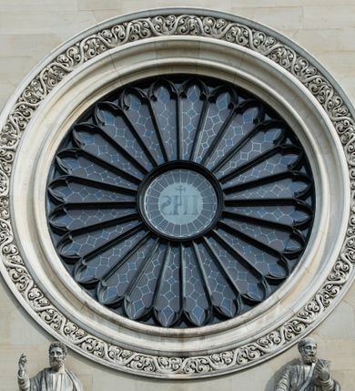 Zdjęcie nr 40: Kościół z cegły i kamienia. Na rzucie krzyża łacińskiego, jednonawowy z wciągniętymi do wnętrza przyporami. Prezbiterium krótkie, zamknięte pięcioma bokami ośmioboku. Korpus jednonawowy, czteroprzęsłowy, po bokach z płytkimi wnękami-kaplicami pomiędzy przyporami, poprzedzony od zach. przedsionkiem. Do pierwszego przęsła dostawione dwie symetryczne, trójboczne kaplice, nad nimi dwie czworoboczne wieże. Zakrystia przy prezbiterium na osi kościoła. Artykulacja ścian wnętrza za pomocą filarów opiętych półkolumnami z kapitelami z motywów liści. Między filarami rozpięte ostrołukowe arkady tworzące płytkie wnęki. Pierwsze przęsło wyróżnione przy pomocy masywnych filarów, ujętych niemal pełnoplastycznymi kolumnami. Okna ostrołukowe, dwudzielne z maswerkami, wsparte na gzymsach. Sklepienia krzyżowo-żebrowe na zaostrzonych gurtach. Kaplice artykułowane analogicznie do nawy kościoła, ze sklepieniami gwiaździstymi. Przedsionek otwiera się do kościoła trzema portalami ostrołukowymi opiętymi kolumnami. W polach archiwolt płaskorzeźby: Boże Narodzenie, Ukrzyżowanie, Wniebowstąpienie (K. Ceptowski).  W prezbiterium, na osi kościoła prostokątny otwór drzwiowy prowadzący do zakrystii. Chór muzyczny umieszczony nad kruchtą kościoła, na rzucie prostokąta, z kamienną balustradą maswerkową. Fasada kamienna, trójosiowa, zamknięta trójkątnie, flankowana lizenami przechodzącymi w ażurowe wieżyczki-latarnie, na rzucie kwadratu. Wieżyczki zwieńczone gzymsem i balustradą arkadową, hełmy ostrosłupowy zakończony iglicą. W dolnej części trzy filarowe arkady ostrołukowe, otwierające się do kruchty, sklepienie kruchty krzyżowo-żebrowe. Nad arkadami wejściowymi trzy tonda: litery IHS, Oko Opatrzności i splecione litery imienia Maria. Pośrodku na osi kościoła duża rozeta z maswerkiem, profilowana, otoczona pierścieniem wypełnionym stylizowanym ornamentem roślinnym. Ponad arkadami pełnoplastyczne figury czterech ewangelistów ustawionych na konsolach z rzeźbionymi atrybutami (F. Kuhn). Po bokach rozety prostokątne płyciny z traczami herbowymi Potockich i Branickich. U góry, na osi fasady figura Archanioła Michała. Elewacje na kamiennym cokole, z gzymsem kapnikowym, opięte prostokątnymi przyporami zwieńczonymi kamiennymi nakrywami. W górnej części kamienny fryz arkadkowy. Nad nim gzyms koronujący podtrzymujący ażurową, arkadową balustradę. Przy prezbiterium kaplice zamknięte trójbocznie, prezbiterium zamknięte pięciobocznie. Zakrystia na osi prezbiterium, na rzucie prostokąta, zwieńczona sygnaturką i ceglanym kominem. Po bokach prostokątne aneksy, południowy aneks - trzy okna ostrołukowe w kamiennej opasce, w środkowym przedstawienie Ukrzyżowanego Chrystusa. W północnym aneksie pojedyncze analogiczne okno. Okna ostrołukowe w profilowanych kamiennych opaskach, pomiędzy nimi a gzymsem koronującym mniejsze ostrołukowe w uskokowych arkadach. Nad kaplicami bocznymi dwie symetryczne wieże na rzucie kwadratu, w połowie wysokości kamienny gzyms z fryzem arkadkowym. Okna ostrołukowe w kamiennej opasce. Całość zwieńczona ślepym fryzem arkadkowym, wyżej gzyms dźwigający ażurową arkadkową balustradę. Hełmy ostrosłupowe, miedziane. Zakrystia na rzucie prostokąta, nakryta sklepieniem kolebkowym zaostrzonym i krzyżowym z lunetami , oddzielone gurtem. Portale od wschodu i zachodu prostokątne zamknięte łukiem ostrym. Okna ostrołukowe.