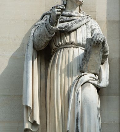 Zdjęcie nr 69: Kościół z cegły i kamienia. Na rzucie krzyża łacińskiego, jednonawowy z wciągniętymi do wnętrza przyporami. Prezbiterium krótkie, zamknięte pięcioma bokami ośmioboku. Korpus jednonawowy, czteroprzęsłowy, po bokach z płytkimi wnękami-kaplicami pomiędzy przyporami, poprzedzony od zach. przedsionkiem. Do pierwszego przęsła dostawione dwie symetryczne, trójboczne kaplice, nad nimi dwie czworoboczne wieże. Zakrystia przy prezbiterium na osi kościoła. Artykulacja ścian wnętrza za pomocą filarów opiętych półkolumnami z kapitelami z motywów liści. Między filarami rozpięte ostrołukowe arkady tworzące płytkie wnęki. Pierwsze przęsło wyróżnione przy pomocy masywnych filarów, ujętych niemal pełnoplastycznymi kolumnami. Okna ostrołukowe, dwudzielne z maswerkami, wsparte na gzymsach. Sklepienia krzyżowo-żebrowe na zaostrzonych gurtach. Kaplice artykułowane analogicznie do nawy kościoła, ze sklepieniami gwiaździstymi. Przedsionek otwiera się do kościoła trzema portalami ostrołukowymi opiętymi kolumnami. W polach archiwolt płaskorzeźby: Boże Narodzenie, Ukrzyżowanie, Wniebowstąpienie (K. Ceptowski).  W prezbiterium, na osi kościoła prostokątny otwór drzwiowy prowadzący do zakrystii. Chór muzyczny umieszczony nad kruchtą kościoła, na rzucie prostokąta, z kamienną balustradą maswerkową. Fasada kamienna, trójosiowa, zamknięta trójkątnie, flankowana lizenami przechodzącymi w ażurowe wieżyczki-latarnie, na rzucie kwadratu. Wieżyczki zwieńczone gzymsem i balustradą arkadową, hełmy ostrosłupowy zakończony iglicą. W dolnej części trzy filarowe arkady ostrołukowe, otwierające się do kruchty, sklepienie kruchty krzyżowo-żebrowe. Nad arkadami wejściowymi trzy tonda: litery IHS, Oko Opatrzności i splecione litery imienia Maria. Pośrodku na osi kościoła duża rozeta z maswerkiem, profilowana, otoczona pierścieniem wypełnionym stylizowanym ornamentem roślinnym. Ponad arkadami pełnoplastyczne figury czterech ewangelistów ustawionych na konsolach z rzeźbionymi atrybutami (F. Kuhn). Po bokach rozety prostokątne płyciny z traczami herbowymi Potockich i Branickich. U góry, na osi fasady figura Archanioła Michała. Elewacje na kamiennym cokole, z gzymsem kapnikowym, opięte prostokątnymi przyporami zwieńczonymi kamiennymi nakrywami. W górnej części kamienny fryz arkadkowy. Nad nim gzyms koronujący podtrzymujący ażurową, arkadową balustradę. Przy prezbiterium kaplice zamknięte trójbocznie, prezbiterium zamknięte pięciobocznie. Zakrystia na osi prezbiterium, na rzucie prostokąta, zwieńczona sygnaturką i ceglanym kominem. Po bokach prostokątne aneksy, południowy aneks - trzy okna ostrołukowe w kamiennej opasce, w środkowym przedstawienie Ukrzyżowanego Chrystusa. W północnym aneksie pojedyncze analogiczne okno. Okna ostrołukowe w profilowanych kamiennych opaskach, pomiędzy nimi a gzymsem koronującym mniejsze ostrołukowe w uskokowych arkadach. Nad kaplicami bocznymi dwie symetryczne wieże na rzucie kwadratu, w połowie wysokości kamienny gzyms z fryzem arkadkowym. Okna ostrołukowe w kamiennej opasce. Całość zwieńczona ślepym fryzem arkadkowym, wyżej gzyms dźwigający ażurową arkadkową balustradę. Hełmy ostrosłupowe, miedziane. Zakrystia na rzucie prostokąta, nakryta sklepieniem kolebkowym zaostrzonym i krzyżowym z lunetami , oddzielone gurtem. Portale od wschodu i zachodu prostokątne zamknięte łukiem ostrym. Okna ostrołukowe.