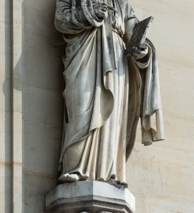 Zdjęcie nr 45: Kościół z cegły i kamienia. Na rzucie krzyża łacińskiego, jednonawowy z wciągniętymi do wnętrza przyporami. Prezbiterium krótkie, zamknięte pięcioma bokami ośmioboku. Korpus jednonawowy, czteroprzęsłowy, po bokach z płytkimi wnękami-kaplicami pomiędzy przyporami, poprzedzony od zach. przedsionkiem. Do pierwszego przęsła dostawione dwie symetryczne, trójboczne kaplice, nad nimi dwie czworoboczne wieże. Zakrystia przy prezbiterium na osi kościoła. Artykulacja ścian wnętrza za pomocą filarów opiętych półkolumnami z kapitelami z motywów liści. Między filarami rozpięte ostrołukowe arkady tworzące płytkie wnęki. Pierwsze przęsło wyróżnione przy pomocy masywnych filarów, ujętych niemal pełnoplastycznymi kolumnami. Okna ostrołukowe, dwudzielne z maswerkami, wsparte na gzymsach. Sklepienia krzyżowo-żebrowe na zaostrzonych gurtach. Kaplice artykułowane analogicznie do nawy kościoła, ze sklepieniami gwiaździstymi. Przedsionek otwiera się do kościoła trzema portalami ostrołukowymi opiętymi kolumnami. W polach archiwolt płaskorzeźby: Boże Narodzenie, Ukrzyżowanie, Wniebowstąpienie (K. Ceptowski).  W prezbiterium, na osi kościoła prostokątny otwór drzwiowy prowadzący do zakrystii. Chór muzyczny umieszczony nad kruchtą kościoła, na rzucie prostokąta, z kamienną balustradą maswerkową. Fasada kamienna, trójosiowa, zamknięta trójkątnie, flankowana lizenami przechodzącymi w ażurowe wieżyczki-latarnie, na rzucie kwadratu. Wieżyczki zwieńczone gzymsem i balustradą arkadową, hełmy ostrosłupowy zakończony iglicą. W dolnej części trzy filarowe arkady ostrołukowe, otwierające się do kruchty, sklepienie kruchty krzyżowo-żebrowe. Nad arkadami wejściowymi trzy tonda: litery IHS, Oko Opatrzności i splecione litery imienia Maria. Pośrodku na osi kościoła duża rozeta z maswerkiem, profilowana, otoczona pierścieniem wypełnionym stylizowanym ornamentem roślinnym. Ponad arkadami pełnoplastyczne figury czterech ewangelistów ustawionych na konsolach z rzeźbionymi atrybutami (F. Kuhn). Po bokach rozety prostokątne płyciny z traczami herbowymi Potockich i Branickich. U góry, na osi fasady figura Archanioła Michała. Elewacje na kamiennym cokole, z gzymsem kapnikowym, opięte prostokątnymi przyporami zwieńczonymi kamiennymi nakrywami. W górnej części kamienny fryz arkadkowy. Nad nim gzyms koronujący podtrzymujący ażurową, arkadową balustradę. Przy prezbiterium kaplice zamknięte trójbocznie, prezbiterium zamknięte pięciobocznie. Zakrystia na osi prezbiterium, na rzucie prostokąta, zwieńczona sygnaturką i ceglanym kominem. Po bokach prostokątne aneksy, południowy aneks - trzy okna ostrołukowe w kamiennej opasce, w środkowym przedstawienie Ukrzyżowanego Chrystusa. W północnym aneksie pojedyncze analogiczne okno. Okna ostrołukowe w profilowanych kamiennych opaskach, pomiędzy nimi a gzymsem koronującym mniejsze ostrołukowe w uskokowych arkadach. Nad kaplicami bocznymi dwie symetryczne wieże na rzucie kwadratu, w połowie wysokości kamienny gzyms z fryzem arkadkowym. Okna ostrołukowe w kamiennej opasce. Całość zwieńczona ślepym fryzem arkadkowym, wyżej gzyms dźwigający ażurową arkadkową balustradę. Hełmy ostrosłupowe, miedziane. Zakrystia na rzucie prostokąta, nakryta sklepieniem kolebkowym zaostrzonym i krzyżowym z lunetami , oddzielone gurtem. Portale od wschodu i zachodu prostokątne zamknięte łukiem ostrym. Okna ostrołukowe.