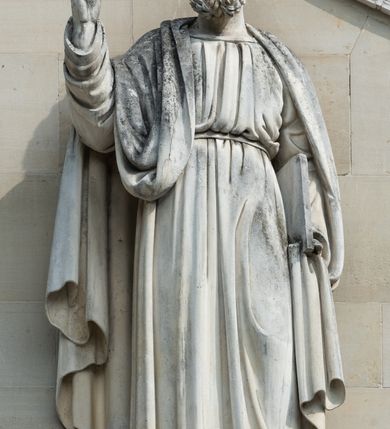 Zdjęcie nr 52: Kościół z cegły i kamienia. Na rzucie krzyża łacińskiego, jednonawowy z wciągniętymi do wnętrza przyporami. Prezbiterium krótkie, zamknięte pięcioma bokami ośmioboku. Korpus jednonawowy, czteroprzęsłowy, po bokach z płytkimi wnękami-kaplicami pomiędzy przyporami, poprzedzony od zach. przedsionkiem. Do pierwszego przęsła dostawione dwie symetryczne, trójboczne kaplice, nad nimi dwie czworoboczne wieże. Zakrystia przy prezbiterium na osi kościoła. Artykulacja ścian wnętrza za pomocą filarów opiętych półkolumnami z kapitelami z motywów liści. Między filarami rozpięte ostrołukowe arkady tworzące płytkie wnęki. Pierwsze przęsło wyróżnione przy pomocy masywnych filarów, ujętych niemal pełnoplastycznymi kolumnami. Okna ostrołukowe, dwudzielne z maswerkami, wsparte na gzymsach. Sklepienia krzyżowo-żebrowe na zaostrzonych gurtach. Kaplice artykułowane analogicznie do nawy kościoła, ze sklepieniami gwiaździstymi. Przedsionek otwiera się do kościoła trzema portalami ostrołukowymi opiętymi kolumnami. W polach archiwolt płaskorzeźby: Boże Narodzenie, Ukrzyżowanie, Wniebowstąpienie (K. Ceptowski).  W prezbiterium, na osi kościoła prostokątny otwór drzwiowy prowadzący do zakrystii. Chór muzyczny umieszczony nad kruchtą kościoła, na rzucie prostokąta, z kamienną balustradą maswerkową. Fasada kamienna, trójosiowa, zamknięta trójkątnie, flankowana lizenami przechodzącymi w ażurowe wieżyczki-latarnie, na rzucie kwadratu. Wieżyczki zwieńczone gzymsem i balustradą arkadową, hełmy ostrosłupowy zakończony iglicą. W dolnej części trzy filarowe arkady ostrołukowe, otwierające się do kruchty, sklepienie kruchty krzyżowo-żebrowe. Nad arkadami wejściowymi trzy tonda: litery IHS, Oko Opatrzności i splecione litery imienia Maria. Pośrodku na osi kościoła duża rozeta z maswerkiem, profilowana, otoczona pierścieniem wypełnionym stylizowanym ornamentem roślinnym. Ponad arkadami pełnoplastyczne figury czterech ewangelistów ustawionych na konsolach z rzeźbionymi atrybutami (F. Kuhn). Po bokach rozety prostokątne płyciny z traczami herbowymi Potockich i Branickich. U góry, na osi fasady figura Archanioła Michała. Elewacje na kamiennym cokole, z gzymsem kapnikowym, opięte prostokątnymi przyporami zwieńczonymi kamiennymi nakrywami. W górnej części kamienny fryz arkadkowy. Nad nim gzyms koronujący podtrzymujący ażurową, arkadową balustradę. Przy prezbiterium kaplice zamknięte trójbocznie, prezbiterium zamknięte pięciobocznie. Zakrystia na osi prezbiterium, na rzucie prostokąta, zwieńczona sygnaturką i ceglanym kominem. Po bokach prostokątne aneksy, południowy aneks - trzy okna ostrołukowe w kamiennej opasce, w środkowym przedstawienie Ukrzyżowanego Chrystusa. W północnym aneksie pojedyncze analogiczne okno. Okna ostrołukowe w profilowanych kamiennych opaskach, pomiędzy nimi a gzymsem koronującym mniejsze ostrołukowe w uskokowych arkadach. Nad kaplicami bocznymi dwie symetryczne wieże na rzucie kwadratu, w połowie wysokości kamienny gzyms z fryzem arkadkowym. Okna ostrołukowe w kamiennej opasce. Całość zwieńczona ślepym fryzem arkadkowym, wyżej gzyms dźwigający ażurową arkadkową balustradę. Hełmy ostrosłupowe, miedziane. Zakrystia na rzucie prostokąta, nakryta sklepieniem kolebkowym zaostrzonym i krzyżowym z lunetami , oddzielone gurtem. Portale od wschodu i zachodu prostokątne zamknięte łukiem ostrym. Okna ostrołukowe.