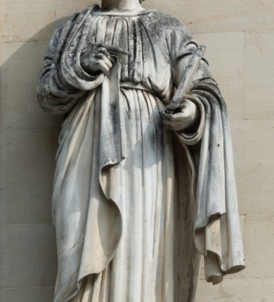 Zdjęcie nr 47: Kościół z cegły i kamienia. Na rzucie krzyża łacińskiego, jednonawowy z wciągniętymi do wnętrza przyporami. Prezbiterium krótkie, zamknięte pięcioma bokami ośmioboku. Korpus jednonawowy, czteroprzęsłowy, po bokach z płytkimi wnękami-kaplicami pomiędzy przyporami, poprzedzony od zach. przedsionkiem. Do pierwszego przęsła dostawione dwie symetryczne, trójboczne kaplice, nad nimi dwie czworoboczne wieże. Zakrystia przy prezbiterium na osi kościoła. Artykulacja ścian wnętrza za pomocą filarów opiętych półkolumnami z kapitelami z motywów liści. Między filarami rozpięte ostrołukowe arkady tworzące płytkie wnęki. Pierwsze przęsło wyróżnione przy pomocy masywnych filarów, ujętych niemal pełnoplastycznymi kolumnami. Okna ostrołukowe, dwudzielne z maswerkami, wsparte na gzymsach. Sklepienia krzyżowo-żebrowe na zaostrzonych gurtach. Kaplice artykułowane analogicznie do nawy kościoła, ze sklepieniami gwiaździstymi. Przedsionek otwiera się do kościoła trzema portalami ostrołukowymi opiętymi kolumnami. W polach archiwolt płaskorzeźby: Boże Narodzenie, Ukrzyżowanie, Wniebowstąpienie (K. Ceptowski).  W prezbiterium, na osi kościoła prostokątny otwór drzwiowy prowadzący do zakrystii. Chór muzyczny umieszczony nad kruchtą kościoła, na rzucie prostokąta, z kamienną balustradą maswerkową. Fasada kamienna, trójosiowa, zamknięta trójkątnie, flankowana lizenami przechodzącymi w ażurowe wieżyczki-latarnie, na rzucie kwadratu. Wieżyczki zwieńczone gzymsem i balustradą arkadową, hełmy ostrosłupowy zakończony iglicą. W dolnej części trzy filarowe arkady ostrołukowe, otwierające się do kruchty, sklepienie kruchty krzyżowo-żebrowe. Nad arkadami wejściowymi trzy tonda: litery IHS, Oko Opatrzności i splecione litery imienia Maria. Pośrodku na osi kościoła duża rozeta z maswerkiem, profilowana, otoczona pierścieniem wypełnionym stylizowanym ornamentem roślinnym. Ponad arkadami pełnoplastyczne figury czterech ewangelistów ustawionych na konsolach z rzeźbionymi atrybutami (F. Kuhn). Po bokach rozety prostokątne płyciny z traczami herbowymi Potockich i Branickich. U góry, na osi fasady figura Archanioła Michała. Elewacje na kamiennym cokole, z gzymsem kapnikowym, opięte prostokątnymi przyporami zwieńczonymi kamiennymi nakrywami. W górnej części kamienny fryz arkadkowy. Nad nim gzyms koronujący podtrzymujący ażurową, arkadową balustradę. Przy prezbiterium kaplice zamknięte trójbocznie, prezbiterium zamknięte pięciobocznie. Zakrystia na osi prezbiterium, na rzucie prostokąta, zwieńczona sygnaturką i ceglanym kominem. Po bokach prostokątne aneksy, południowy aneks - trzy okna ostrołukowe w kamiennej opasce, w środkowym przedstawienie Ukrzyżowanego Chrystusa. W północnym aneksie pojedyncze analogiczne okno. Okna ostrołukowe w profilowanych kamiennych opaskach, pomiędzy nimi a gzymsem koronującym mniejsze ostrołukowe w uskokowych arkadach. Nad kaplicami bocznymi dwie symetryczne wieże na rzucie kwadratu, w połowie wysokości kamienny gzyms z fryzem arkadkowym. Okna ostrołukowe w kamiennej opasce. Całość zwieńczona ślepym fryzem arkadkowym, wyżej gzyms dźwigający ażurową arkadkową balustradę. Hełmy ostrosłupowe, miedziane. Zakrystia na rzucie prostokąta, nakryta sklepieniem kolebkowym zaostrzonym i krzyżowym z lunetami , oddzielone gurtem. Portale od wschodu i zachodu prostokątne zamknięte łukiem ostrym. Okna ostrołukowe.