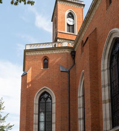 Zdjęcie nr 19: Kościół z cegły i kamienia. Na rzucie krzyża łacińskiego, jednonawowy z wciągniętymi do wnętrza przyporami. Prezbiterium krótkie, zamknięte pięcioma bokami ośmioboku. Korpus jednonawowy, czteroprzęsłowy, po bokach z płytkimi wnękami-kaplicami pomiędzy przyporami, poprzedzony od zach. przedsionkiem. Do pierwszego przęsła dostawione dwie symetryczne, trójboczne kaplice, nad nimi dwie czworoboczne wieże. Zakrystia przy prezbiterium na osi kościoła. Artykulacja ścian wnętrza za pomocą filarów opiętych półkolumnami z kapitelami z motywów liści. Między filarami rozpięte ostrołukowe arkady tworzące płytkie wnęki. Pierwsze przęsło wyróżnione przy pomocy masywnych filarów, ujętych niemal pełnoplastycznymi kolumnami. Okna ostrołukowe, dwudzielne z maswerkami, wsparte na gzymsach. Sklepienia krzyżowo-żebrowe na zaostrzonych gurtach. Kaplice artykułowane analogicznie do nawy kościoła, ze sklepieniami gwiaździstymi. Przedsionek otwiera się do kościoła trzema portalami ostrołukowymi opiętymi kolumnami. W polach archiwolt płaskorzeźby: Boże Narodzenie, Ukrzyżowanie, Wniebowstąpienie (K. Ceptowski).  W prezbiterium, na osi kościoła prostokątny otwór drzwiowy prowadzący do zakrystii. Chór muzyczny umieszczony nad kruchtą kościoła, na rzucie prostokąta, z kamienną balustradą maswerkową. Fasada kamienna, trójosiowa, zamknięta trójkątnie, flankowana lizenami przechodzącymi w ażurowe wieżyczki-latarnie, na rzucie kwadratu. Wieżyczki zwieńczone gzymsem i balustradą arkadową, hełmy ostrosłupowy zakończony iglicą. W dolnej części trzy filarowe arkady ostrołukowe, otwierające się do kruchty, sklepienie kruchty krzyżowo-żebrowe. Nad arkadami wejściowymi trzy tonda: litery IHS, Oko Opatrzności i splecione litery imienia Maria. Pośrodku na osi kościoła duża rozeta z maswerkiem, profilowana, otoczona pierścieniem wypełnionym stylizowanym ornamentem roślinnym. Ponad arkadami pełnoplastyczne figury czterech ewangelistów ustawionych na konsolach z rzeźbionymi atrybutami (F. Kuhn). Po bokach rozety prostokątne płyciny z traczami herbowymi Potockich i Branickich. U góry, na osi fasady figura Archanioła Michała. Elewacje na kamiennym cokole, z gzymsem kapnikowym, opięte prostokątnymi przyporami zwieńczonymi kamiennymi nakrywami. W górnej części kamienny fryz arkadkowy. Nad nim gzyms koronujący podtrzymujący ażurową, arkadową balustradę. Przy prezbiterium kaplice zamknięte trójbocznie, prezbiterium zamknięte pięciobocznie. Zakrystia na osi prezbiterium, na rzucie prostokąta, zwieńczona sygnaturką i ceglanym kominem. Po bokach prostokątne aneksy, południowy aneks - trzy okna ostrołukowe w kamiennej opasce, w środkowym przedstawienie Ukrzyżowanego Chrystusa. W północnym aneksie pojedyncze analogiczne okno. Okna ostrołukowe w profilowanych kamiennych opaskach, pomiędzy nimi a gzymsem koronującym mniejsze ostrołukowe w uskokowych arkadach. Nad kaplicami bocznymi dwie symetryczne wieże na rzucie kwadratu, w połowie wysokości kamienny gzyms z fryzem arkadkowym. Okna ostrołukowe w kamiennej opasce. Całość zwieńczona ślepym fryzem arkadkowym, wyżej gzyms dźwigający ażurową arkadkową balustradę. Hełmy ostrosłupowe, miedziane. Zakrystia na rzucie prostokąta, nakryta sklepieniem kolebkowym zaostrzonym i krzyżowym z lunetami , oddzielone gurtem. Portale od wschodu i zachodu prostokątne zamknięte łukiem ostrym. Okna ostrołukowe.