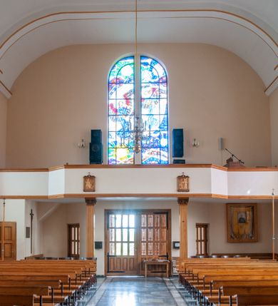 Zdjęcie nr 3: Kościół murowany, tynkowany, jednonawowy, na planie prostokąta, z nieco węższym zakończonym prosto prezbiterium. Kryty dachem dwuspadowym z pokryciem blaszanym. Od północnego zachodu do prezbiterium dostawiona zakrystia, nad którą umieszczona galeria otwarta do prezbiterium podwójną arkadą. W południowo zachodnim narożniku nawy czworoboczna wieża przechodząca w wyższej partii w wielobok, nakryta neobarokowym hełmem z glorietą. Od południowego zachodu do bryły kościoła dostawiona piętrowa plebania na rzucie prostokąta. Nawa czteroprzęsłowa z przęsłami wydzielonymi przyściennymi filarami, nakryta sklepieniem pseudokolebkowym na gurtach. Wnętrze doświetlone oknami prostokątnymi zamkniętymi półkoliście. W czwartym, wschodnim przęśle chór muzyczny wsparty na kwadratowych filarach, z prostym parapetem załamującym się w części środkowej. Fasada jednoosiowa, dwukondygnacyjna zamknięta trójkątną ścianą szczytową. W kondygnacji pierwszej, w osi fasady, umieszczone wejście z prostokątnym otworem wejściowym, przekrytym prostym dachem; w kondygnacji drugiej monumentalny krzyż umieszczony na tle dużego, prostokątnego okna zamkniętego półkoliście. Elewacje tynkowane w odcieniach koloru żółtego oraz bieli.