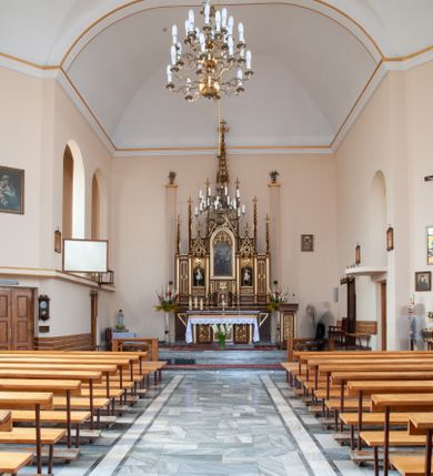 Zdjęcie nr 1: Kościół murowany, tynkowany, jednonawowy, na planie prostokąta, z nieco węższym zakończonym prosto prezbiterium. Kryty dachem dwuspadowym z pokryciem blaszanym. Od północnego zachodu do prezbiterium dostawiona zakrystia, nad którą umieszczona galeria otwarta do prezbiterium podwójną arkadą. W południowo zachodnim narożniku nawy czworoboczna wieża przechodząca w wyższej partii w wielobok, nakryta neobarokowym hełmem z glorietą. Od południowego zachodu do bryły kościoła dostawiona piętrowa plebania na rzucie prostokąta. Nawa czteroprzęsłowa z przęsłami wydzielonymi przyściennymi filarami, nakryta sklepieniem pseudokolebkowym na gurtach. Wnętrze doświetlone oknami prostokątnymi zamkniętymi półkoliście. W czwartym, wschodnim przęśle chór muzyczny wsparty na kwadratowych filarach, z prostym parapetem załamującym się w części środkowej. Fasada jednoosiowa, dwukondygnacyjna zamknięta trójkątną ścianą szczytową. W kondygnacji pierwszej, w osi fasady, umieszczone wejście z prostokątnym otworem wejściowym, przekrytym prostym dachem; w kondygnacji drugiej monumentalny krzyż umieszczony na tle dużego, prostokątnego okna zamkniętego półkoliście. Elewacje tynkowane w odcieniach koloru żółtego oraz bieli.