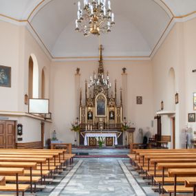 Zdjęcie nr 1: Kościół murowany, tynkowany, jednonawowy, na planie prostokąta, z nieco węższym zakończonym prosto prezbiterium. Kryty dachem dwuspadowym z pokryciem blaszanym. Od północnego zachodu do prezbiterium dostawiona zakrystia, nad którą umieszczona galeria otwarta do prezbiterium podwójną arkadą. W południowo zachodnim narożniku nawy czworoboczna wieża przechodząca w wyższej partii w wielobok, nakryta neobarokowym hełmem z glorietą. Od południowego zachodu do bryły kościoła dostawiona piętrowa plebania na rzucie prostokąta. Nawa czteroprzęsłowa z przęsłami wydzielonymi przyściennymi filarami, nakryta sklepieniem pseudokolebkowym na gurtach. Wnętrze doświetlone oknami prostokątnymi zamkniętymi półkoliście. W czwartym, wschodnim przęśle chór muzyczny wsparty na kwadratowych filarach, z prostym parapetem załamującym się w części środkowej. Fasada jednoosiowa, dwukondygnacyjna zamknięta trójkątną ścianą szczytową. W kondygnacji pierwszej, w osi fasady, umieszczone wejście z prostokątnym otworem wejściowym, przekrytym prostym dachem; w kondygnacji drugiej monumentalny krzyż umieszczony na tle dużego, prostokątnego okna zamkniętego półkoliście. Elewacje tynkowane w odcieniach koloru żółtego oraz bieli.