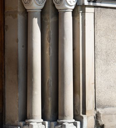 Zdjęcie nr 22: Budynki kościoła i plebanii znajdują się w centralnej części wsi, przy rynku na północ od głównej drogi z Krakowa do Oświęcimia. Kościół stoi przy obszernym placu, obwiedziony wysokim kamiennym murem z metalowym ogrodzeniem od południa. Kościół z prezbiterium zwróconym na północ, wzniesiony z kamienia wapiennego i cegły, tynkowany, z podmurówką. Świątynia wybudowana na planie krzyża łacińskiego z bazylikowym korpusem i transeptem. Dwuprzęsłowe prezbiterium zakończone półkoliście absydą zostało ujęte w dwa aneksy boczne, z których zachodni przeznaczony jest na zakrystię. Od południa do budynku przylega kruchta w przyziemiu wieży. Wnętrze kościoła trójnawowe, czteroprzęsłowe. Nawa główna łączy się z nawami bocznymi arkadami wspartymi na pięciobocznych filarach. Nawy boczne ujęte szerokimi pilastrami z pięciobocznymi filarami. Filary i pilastry stoją na wysokich, masywnych cokołach z kapitelami analogicznymi jak w nawie głównej. Ściany na skrzyżowaniu naw oraz ściany prezbiterium ujęte wspomnianymi filarami podtrzymującymi gurty sklepienia. Nawa i prezbiterium przykryte są sklepieniem kolebkowym z geometryzowanymi lunetami po obu stronach ścian. Ramiona transeptu sklepione kolebkowo z analogicznymi lunetami. Na skrzyżowaniu naw znajduje się sklepienie żaglaste. Nawę główną oświetlają rozmieszczone po jednym w każdym przęśle otwory okienne zamknięte łukiem półkolistym, okna w transepcie to biforia, widoczne tylko z zewnątrz okrągłe okno w absydzie wypełnione jest kamienną rozetą. Główne wejście od południa, do pierwszego przęsła od transeptu prowadzi dwoje drzwi w otworach o zamknięciu w kształcie łuku odciętego. W części zachodniej chór muzyczny wsparty na dwóch kolumnach i dwóch filarach dostawionych do ściany. Ich kapitele są analogiczne do pozostałych w kościele. Sklepienia dekorowane polichromią z rozetami i pękami lilii, a na skrzyżowaniu naw umieszczono malunek naścienny ukazujący Chrystusa tronującego z Bogiem Ojcem i gołębicą Ducha Świętego, a wokół nich cztery symbole ewangelistów. W fasadzie świątyni znajduje się strzelista wieża dwukondygnacyjna na planie czworokąta, przechodząca wyżej w ośmioboczną. Po bokach wieży wysokie aneksy zwieńczone schodkowo. Nad wejściem do kościoła znajduje się ozdobne okno zamknięte półkoliście i wypełnione czterema małymi rozetami ułożonymi jedna nad drugą. W kolejnej kondygnacji wieżę przepruwa biforium poniżej tarczy zegara i dekoracji arkadkowej. Wieża pełni jednocześnie funkcję dzwonnicy. Druga wieża na skrzyżowaniu nawy głównej i transeptu mieści sygnaturkę. Korpus kościoła nakryty dachem dwuspadowym, wieża wielobocznym. Wszystkie dachy kryte blachą.