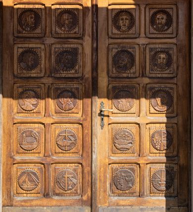 Zdjęcie nr 28: Budynki kościoła i plebanii znajdują się w centralnej części wsi, przy rynku na północ od głównej drogi z Krakowa do Oświęcimia. Kościół stoi przy obszernym placu, obwiedziony wysokim kamiennym murem z metalowym ogrodzeniem od południa. Kościół z prezbiterium zwróconym na północ, wzniesiony z kamienia wapiennego i cegły, tynkowany, z podmurówką. Świątynia wybudowana na planie krzyża łacińskiego z bazylikowym korpusem i transeptem. Dwuprzęsłowe prezbiterium zakończone półkoliście absydą zostało ujęte w dwa aneksy boczne, z których zachodni przeznaczony jest na zakrystię. Od południa do budynku przylega kruchta w przyziemiu wieży. Wnętrze kościoła trójnawowe, czteroprzęsłowe. Nawa główna łączy się z nawami bocznymi arkadami wspartymi na pięciobocznych filarach. Nawy boczne ujęte szerokimi pilastrami z pięciobocznymi filarami. Filary i pilastry stoją na wysokich, masywnych cokołach z kapitelami analogicznymi jak w nawie głównej. Ściany na skrzyżowaniu naw oraz ściany prezbiterium ujęte wspomnianymi filarami podtrzymującymi gurty sklepienia. Nawa i prezbiterium przykryte są sklepieniem kolebkowym z geometryzowanymi lunetami po obu stronach ścian. Ramiona transeptu sklepione kolebkowo z analogicznymi lunetami. Na skrzyżowaniu naw znajduje się sklepienie żaglaste. Nawę główną oświetlają rozmieszczone po jednym w każdym przęśle otwory okienne zamknięte łukiem półkolistym, okna w transepcie to biforia, widoczne tylko z zewnątrz okrągłe okno w absydzie wypełnione jest kamienną rozetą. Główne wejście od południa, do pierwszego przęsła od transeptu prowadzi dwoje drzwi w otworach o zamknięciu w kształcie łuku odciętego. W części zachodniej chór muzyczny wsparty na dwóch kolumnach i dwóch filarach dostawionych do ściany. Ich kapitele są analogiczne do pozostałych w kościele. Sklepienia dekorowane polichromią z rozetami i pękami lilii, a na skrzyżowaniu naw umieszczono malunek naścienny ukazujący Chrystusa tronującego z Bogiem Ojcem i gołębicą Ducha Świętego, a wokół nich cztery symbole ewangelistów. W fasadzie świątyni znajduje się strzelista wieża dwukondygnacyjna na planie czworokąta, przechodząca wyżej w ośmioboczną. Po bokach wieży wysokie aneksy zwieńczone schodkowo. Nad wejściem do kościoła znajduje się ozdobne okno zamknięte półkoliście i wypełnione czterema małymi rozetami ułożonymi jedna nad drugą. W kolejnej kondygnacji wieżę przepruwa biforium poniżej tarczy zegara i dekoracji arkadkowej. Wieża pełni jednocześnie funkcję dzwonnicy. Druga wieża na skrzyżowaniu nawy głównej i transeptu mieści sygnaturkę. Korpus kościoła nakryty dachem dwuspadowym, wieża wielobocznym. Wszystkie dachy kryte blachą.