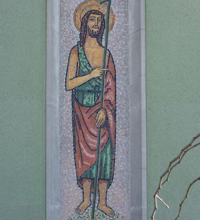 Zdjęcie nr 18: Budynki kościoła i plebanii znajdują się w centralnej części wsi, przy rynku na północ od głównej drogi z Krakowa do Oświęcimia. Kościół stoi przy obszernym placu, obwiedziony wysokim kamiennym murem z metalowym ogrodzeniem od południa. Kościół z prezbiterium zwróconym na północ, wzniesiony z kamienia wapiennego i cegły, tynkowany, z podmurówką. Świątynia wybudowana na planie krzyża łacińskiego z bazylikowym korpusem i transeptem. Dwuprzęsłowe prezbiterium zakończone półkoliście absydą zostało ujęte w dwa aneksy boczne, z których zachodni przeznaczony jest na zakrystię. Od południa do budynku przylega kruchta w przyziemiu wieży. Wnętrze kościoła trójnawowe, czteroprzęsłowe. Nawa główna łączy się z nawami bocznymi arkadami wspartymi na pięciobocznych filarach. Nawy boczne ujęte szerokimi pilastrami z pięciobocznymi filarami. Filary i pilastry stoją na wysokich, masywnych cokołach z kapitelami analogicznymi jak w nawie głównej. Ściany na skrzyżowaniu naw oraz ściany prezbiterium ujęte wspomnianymi filarami podtrzymującymi gurty sklepienia. Nawa i prezbiterium przykryte są sklepieniem kolebkowym z geometryzowanymi lunetami po obu stronach ścian. Ramiona transeptu sklepione kolebkowo z analogicznymi lunetami. Na skrzyżowaniu naw znajduje się sklepienie żaglaste. Nawę główną oświetlają rozmieszczone po jednym w każdym przęśle otwory okienne zamknięte łukiem półkolistym, okna w transepcie to biforia, widoczne tylko z zewnątrz okrągłe okno w absydzie wypełnione jest kamienną rozetą. Główne wejście od południa, do pierwszego przęsła od transeptu prowadzi dwoje drzwi w otworach o zamknięciu w kształcie łuku odciętego. W części zachodniej chór muzyczny wsparty na dwóch kolumnach i dwóch filarach dostawionych do ściany. Ich kapitele są analogiczne do pozostałych w kościele. Sklepienia dekorowane polichromią z rozetami i pękami lilii, a na skrzyżowaniu naw umieszczono malunek naścienny ukazujący Chrystusa tronującego z Bogiem Ojcem i gołębicą Ducha Świętego, a wokół nich cztery symbole ewangelistów. W fasadzie świątyni znajduje się strzelista wieża dwukondygnacyjna na planie czworokąta, przechodząca wyżej w ośmioboczną. Po bokach wieży wysokie aneksy zwieńczone schodkowo. Nad wejściem do kościoła znajduje się ozdobne okno zamknięte półkoliście i wypełnione czterema małymi rozetami ułożonymi jedna nad drugą. W kolejnej kondygnacji wieżę przepruwa biforium poniżej tarczy zegara i dekoracji arkadkowej. Wieża pełni jednocześnie funkcję dzwonnicy. Druga wieża na skrzyżowaniu nawy głównej i transeptu mieści sygnaturkę. Korpus kościoła nakryty dachem dwuspadowym, wieża wielobocznym. Wszystkie dachy kryte blachą.