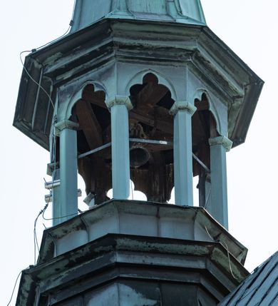 Zdjęcie nr 26: Budynki kościoła i plebanii znajdują się w centralnej części wsi, przy rynku na północ od głównej drogi z Krakowa do Oświęcimia. Kościół stoi przy obszernym placu, obwiedziony wysokim kamiennym murem z metalowym ogrodzeniem od południa. Kościół z prezbiterium zwróconym na północ, wzniesiony z kamienia wapiennego i cegły, tynkowany, z podmurówką. Świątynia wybudowana na planie krzyża łacińskiego z bazylikowym korpusem i transeptem. Dwuprzęsłowe prezbiterium zakończone półkoliście absydą zostało ujęte w dwa aneksy boczne, z których zachodni przeznaczony jest na zakrystię. Od południa do budynku przylega kruchta w przyziemiu wieży. Wnętrze kościoła trójnawowe, czteroprzęsłowe. Nawa główna łączy się z nawami bocznymi arkadami wspartymi na pięciobocznych filarach. Nawy boczne ujęte szerokimi pilastrami z pięciobocznymi filarami. Filary i pilastry stoją na wysokich, masywnych cokołach z kapitelami analogicznymi jak w nawie głównej. Ściany na skrzyżowaniu naw oraz ściany prezbiterium ujęte wspomnianymi filarami podtrzymującymi gurty sklepienia. Nawa i prezbiterium przykryte są sklepieniem kolebkowym z geometryzowanymi lunetami po obu stronach ścian. Ramiona transeptu sklepione kolebkowo z analogicznymi lunetami. Na skrzyżowaniu naw znajduje się sklepienie żaglaste. Nawę główną oświetlają rozmieszczone po jednym w każdym przęśle otwory okienne zamknięte łukiem półkolistym, okna w transepcie to biforia, widoczne tylko z zewnątrz okrągłe okno w absydzie wypełnione jest kamienną rozetą. Główne wejście od południa, do pierwszego przęsła od transeptu prowadzi dwoje drzwi w otworach o zamknięciu w kształcie łuku odciętego. W części zachodniej chór muzyczny wsparty na dwóch kolumnach i dwóch filarach dostawionych do ściany. Ich kapitele są analogiczne do pozostałych w kościele. Sklepienia dekorowane polichromią z rozetami i pękami lilii, a na skrzyżowaniu naw umieszczono malunek naścienny ukazujący Chrystusa tronującego z Bogiem Ojcem i gołębicą Ducha Świętego, a wokół nich cztery symbole ewangelistów. W fasadzie świątyni znajduje się strzelista wieża dwukondygnacyjna na planie czworokąta, przechodząca wyżej w ośmioboczną. Po bokach wieży wysokie aneksy zwieńczone schodkowo. Nad wejściem do kościoła znajduje się ozdobne okno zamknięte półkoliście i wypełnione czterema małymi rozetami ułożonymi jedna nad drugą. W kolejnej kondygnacji wieżę przepruwa biforium poniżej tarczy zegara i dekoracji arkadkowej. Wieża pełni jednocześnie funkcję dzwonnicy. Druga wieża na skrzyżowaniu nawy głównej i transeptu mieści sygnaturkę. Korpus kościoła nakryty dachem dwuspadowym, wieża wielobocznym. Wszystkie dachy kryte blachą.