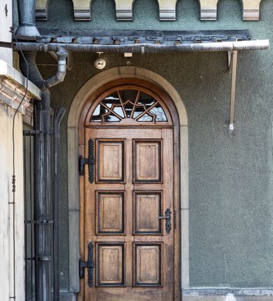 Zdjęcie nr 29: Budynki kościoła i plebanii znajdują się w centralnej części wsi, przy rynku na północ od głównej drogi z Krakowa do Oświęcimia. Kościół stoi przy obszernym placu, obwiedziony wysokim kamiennym murem z metalowym ogrodzeniem od południa. Kościół z prezbiterium zwróconym na północ, wzniesiony z kamienia wapiennego i cegły, tynkowany, z podmurówką. Świątynia wybudowana na planie krzyża łacińskiego z bazylikowym korpusem i transeptem. Dwuprzęsłowe prezbiterium zakończone półkoliście absydą zostało ujęte w dwa aneksy boczne, z których zachodni przeznaczony jest na zakrystię. Od południa do budynku przylega kruchta w przyziemiu wieży. Wnętrze kościoła trójnawowe, czteroprzęsłowe. Nawa główna łączy się z nawami bocznymi arkadami wspartymi na pięciobocznych filarach. Nawy boczne ujęte szerokimi pilastrami z pięciobocznymi filarami. Filary i pilastry stoją na wysokich, masywnych cokołach z kapitelami analogicznymi jak w nawie głównej. Ściany na skrzyżowaniu naw oraz ściany prezbiterium ujęte wspomnianymi filarami podtrzymującymi gurty sklepienia. Nawa i prezbiterium przykryte są sklepieniem kolebkowym z geometryzowanymi lunetami po obu stronach ścian. Ramiona transeptu sklepione kolebkowo z analogicznymi lunetami. Na skrzyżowaniu naw znajduje się sklepienie żaglaste. Nawę główną oświetlają rozmieszczone po jednym w każdym przęśle otwory okienne zamknięte łukiem półkolistym, okna w transepcie to biforia, widoczne tylko z zewnątrz okrągłe okno w absydzie wypełnione jest kamienną rozetą. Główne wejście od południa, do pierwszego przęsła od transeptu prowadzi dwoje drzwi w otworach o zamknięciu w kształcie łuku odciętego. W części zachodniej chór muzyczny wsparty na dwóch kolumnach i dwóch filarach dostawionych do ściany. Ich kapitele są analogiczne do pozostałych w kościele. Sklepienia dekorowane polichromią z rozetami i pękami lilii, a na skrzyżowaniu naw umieszczono malunek naścienny ukazujący Chrystusa tronującego z Bogiem Ojcem i gołębicą Ducha Świętego, a wokół nich cztery symbole ewangelistów. W fasadzie świątyni znajduje się strzelista wieża dwukondygnacyjna na planie czworokąta, przechodząca wyżej w ośmioboczną. Po bokach wieży wysokie aneksy zwieńczone schodkowo. Nad wejściem do kościoła znajduje się ozdobne okno zamknięte półkoliście i wypełnione czterema małymi rozetami ułożonymi jedna nad drugą. W kolejnej kondygnacji wieżę przepruwa biforium poniżej tarczy zegara i dekoracji arkadkowej. Wieża pełni jednocześnie funkcję dzwonnicy. Druga wieża na skrzyżowaniu nawy głównej i transeptu mieści sygnaturkę. Korpus kościoła nakryty dachem dwuspadowym, wieża wielobocznym. Wszystkie dachy kryte blachą.