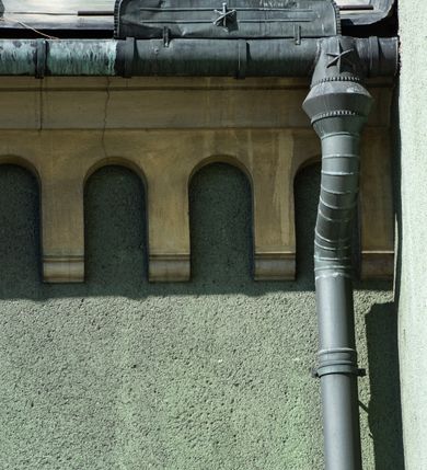 Zdjęcie nr 11: Budynki kościoła i plebanii znajdują się w centralnej części wsi, przy rynku na północ od głównej drogi z Krakowa do Oświęcimia. Kościół stoi przy obszernym placu, obwiedziony wysokim kamiennym murem z metalowym ogrodzeniem od południa. Kościół z prezbiterium zwróconym na północ, wzniesiony z kamienia wapiennego i cegły, tynkowany, z podmurówką. Świątynia wybudowana na planie krzyża łacińskiego z bazylikowym korpusem i transeptem. Dwuprzęsłowe prezbiterium zakończone półkoliście absydą zostało ujęte w dwa aneksy boczne, z których zachodni przeznaczony jest na zakrystię. Od południa do budynku przylega kruchta w przyziemiu wieży. Wnętrze kościoła trójnawowe, czteroprzęsłowe. Nawa główna łączy się z nawami bocznymi arkadami wspartymi na pięciobocznych filarach. Nawy boczne ujęte szerokimi pilastrami z pięciobocznymi filarami. Filary i pilastry stoją na wysokich, masywnych cokołach z kapitelami analogicznymi jak w nawie głównej. Ściany na skrzyżowaniu naw oraz ściany prezbiterium ujęte wspomnianymi filarami podtrzymującymi gurty sklepienia. Nawa i prezbiterium przykryte są sklepieniem kolebkowym z geometryzowanymi lunetami po obu stronach ścian. Ramiona transeptu sklepione kolebkowo z analogicznymi lunetami. Na skrzyżowaniu naw znajduje się sklepienie żaglaste. Nawę główną oświetlają rozmieszczone po jednym w każdym przęśle otwory okienne zamknięte łukiem półkolistym, okna w transepcie to biforia, widoczne tylko z zewnątrz okrągłe okno w absydzie wypełnione jest kamienną rozetą. Główne wejście od południa, do pierwszego przęsła od transeptu prowadzi dwoje drzwi w otworach o zamknięciu w kształcie łuku odciętego. W części zachodniej chór muzyczny wsparty na dwóch kolumnach i dwóch filarach dostawionych do ściany. Ich kapitele są analogiczne do pozostałych w kościele. Sklepienia dekorowane polichromią z rozetami i pękami lilii, a na skrzyżowaniu naw umieszczono malunek naścienny ukazujący Chrystusa tronującego z Bogiem Ojcem i gołębicą Ducha Świętego, a wokół nich cztery symbole ewangelistów. W fasadzie świątyni znajduje się strzelista wieża dwukondygnacyjna na planie czworokąta, przechodząca wyżej w ośmioboczną. Po bokach wieży wysokie aneksy zwieńczone schodkowo. Nad wejściem do kościoła znajduje się ozdobne okno zamknięte półkoliście i wypełnione czterema małymi rozetami ułożonymi jedna nad drugą. W kolejnej kondygnacji wieżę przepruwa biforium poniżej tarczy zegara i dekoracji arkadkowej. Wieża pełni jednocześnie funkcję dzwonnicy. Druga wieża na skrzyżowaniu nawy głównej i transeptu mieści sygnaturkę. Korpus kościoła nakryty dachem dwuspadowym, wieża wielobocznym. Wszystkie dachy kryte blachą.