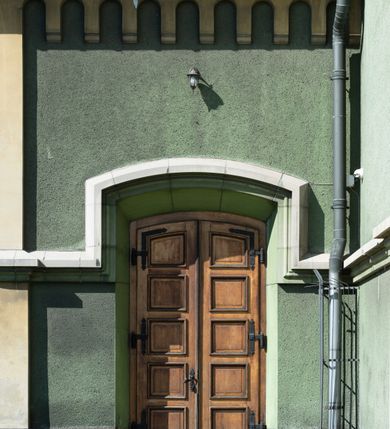 Zdjęcie nr 16: Budynki kościoła i plebanii znajdują się w centralnej części wsi, przy rynku na północ od głównej drogi z Krakowa do Oświęcimia. Kościół stoi przy obszernym placu, obwiedziony wysokim kamiennym murem z metalowym ogrodzeniem od południa. Kościół z prezbiterium zwróconym na północ, wzniesiony z kamienia wapiennego i cegły, tynkowany, z podmurówką. Świątynia wybudowana na planie krzyża łacińskiego z bazylikowym korpusem i transeptem. Dwuprzęsłowe prezbiterium zakończone półkoliście absydą zostało ujęte w dwa aneksy boczne, z których zachodni przeznaczony jest na zakrystię. Od południa do budynku przylega kruchta w przyziemiu wieży. Wnętrze kościoła trójnawowe, czteroprzęsłowe. Nawa główna łączy się z nawami bocznymi arkadami wspartymi na pięciobocznych filarach. Nawy boczne ujęte szerokimi pilastrami z pięciobocznymi filarami. Filary i pilastry stoją na wysokich, masywnych cokołach z kapitelami analogicznymi jak w nawie głównej. Ściany na skrzyżowaniu naw oraz ściany prezbiterium ujęte wspomnianymi filarami podtrzymującymi gurty sklepienia. Nawa i prezbiterium przykryte są sklepieniem kolebkowym z geometryzowanymi lunetami po obu stronach ścian. Ramiona transeptu sklepione kolebkowo z analogicznymi lunetami. Na skrzyżowaniu naw znajduje się sklepienie żaglaste. Nawę główną oświetlają rozmieszczone po jednym w każdym przęśle otwory okienne zamknięte łukiem półkolistym, okna w transepcie to biforia, widoczne tylko z zewnątrz okrągłe okno w absydzie wypełnione jest kamienną rozetą. Główne wejście od południa, do pierwszego przęsła od transeptu prowadzi dwoje drzwi w otworach o zamknięciu w kształcie łuku odciętego. W części zachodniej chór muzyczny wsparty na dwóch kolumnach i dwóch filarach dostawionych do ściany. Ich kapitele są analogiczne do pozostałych w kościele. Sklepienia dekorowane polichromią z rozetami i pękami lilii, a na skrzyżowaniu naw umieszczono malunek naścienny ukazujący Chrystusa tronującego z Bogiem Ojcem i gołębicą Ducha Świętego, a wokół nich cztery symbole ewangelistów. W fasadzie świątyni znajduje się strzelista wieża dwukondygnacyjna na planie czworokąta, przechodząca wyżej w ośmioboczną. Po bokach wieży wysokie aneksy zwieńczone schodkowo. Nad wejściem do kościoła znajduje się ozdobne okno zamknięte półkoliście i wypełnione czterema małymi rozetami ułożonymi jedna nad drugą. W kolejnej kondygnacji wieżę przepruwa biforium poniżej tarczy zegara i dekoracji arkadkowej. Wieża pełni jednocześnie funkcję dzwonnicy. Druga wieża na skrzyżowaniu nawy głównej i transeptu mieści sygnaturkę. Korpus kościoła nakryty dachem dwuspadowym, wieża wielobocznym. Wszystkie dachy kryte blachą.