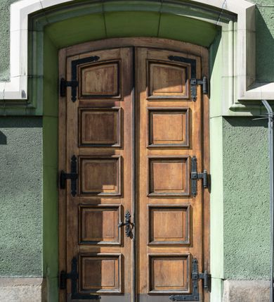 Zdjęcie nr 17: Budynki kościoła i plebanii znajdują się w centralnej części wsi, przy rynku na północ od głównej drogi z Krakowa do Oświęcimia. Kościół stoi przy obszernym placu, obwiedziony wysokim kamiennym murem z metalowym ogrodzeniem od południa. Kościół z prezbiterium zwróconym na północ, wzniesiony z kamienia wapiennego i cegły, tynkowany, z podmurówką. Świątynia wybudowana na planie krzyża łacińskiego z bazylikowym korpusem i transeptem. Dwuprzęsłowe prezbiterium zakończone półkoliście absydą zostało ujęte w dwa aneksy boczne, z których zachodni przeznaczony jest na zakrystię. Od południa do budynku przylega kruchta w przyziemiu wieży. Wnętrze kościoła trójnawowe, czteroprzęsłowe. Nawa główna łączy się z nawami bocznymi arkadami wspartymi na pięciobocznych filarach. Nawy boczne ujęte szerokimi pilastrami z pięciobocznymi filarami. Filary i pilastry stoją na wysokich, masywnych cokołach z kapitelami analogicznymi jak w nawie głównej. Ściany na skrzyżowaniu naw oraz ściany prezbiterium ujęte wspomnianymi filarami podtrzymującymi gurty sklepienia. Nawa i prezbiterium przykryte są sklepieniem kolebkowym z geometryzowanymi lunetami po obu stronach ścian. Ramiona transeptu sklepione kolebkowo z analogicznymi lunetami. Na skrzyżowaniu naw znajduje się sklepienie żaglaste. Nawę główną oświetlają rozmieszczone po jednym w każdym przęśle otwory okienne zamknięte łukiem półkolistym, okna w transepcie to biforia, widoczne tylko z zewnątrz okrągłe okno w absydzie wypełnione jest kamienną rozetą. Główne wejście od południa, do pierwszego przęsła od transeptu prowadzi dwoje drzwi w otworach o zamknięciu w kształcie łuku odciętego. W części zachodniej chór muzyczny wsparty na dwóch kolumnach i dwóch filarach dostawionych do ściany. Ich kapitele są analogiczne do pozostałych w kościele. Sklepienia dekorowane polichromią z rozetami i pękami lilii, a na skrzyżowaniu naw umieszczono malunek naścienny ukazujący Chrystusa tronującego z Bogiem Ojcem i gołębicą Ducha Świętego, a wokół nich cztery symbole ewangelistów. W fasadzie świątyni znajduje się strzelista wieża dwukondygnacyjna na planie czworokąta, przechodząca wyżej w ośmioboczną. Po bokach wieży wysokie aneksy zwieńczone schodkowo. Nad wejściem do kościoła znajduje się ozdobne okno zamknięte półkoliście i wypełnione czterema małymi rozetami ułożonymi jedna nad drugą. W kolejnej kondygnacji wieżę przepruwa biforium poniżej tarczy zegara i dekoracji arkadkowej. Wieża pełni jednocześnie funkcję dzwonnicy. Druga wieża na skrzyżowaniu nawy głównej i transeptu mieści sygnaturkę. Korpus kościoła nakryty dachem dwuspadowym, wieża wielobocznym. Wszystkie dachy kryte blachą.