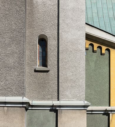 Zdjęcie nr 46: Budynki kościoła i plebanii znajdują się w centralnej części wsi, przy rynku na północ od głównej drogi z Krakowa do Oświęcimia. Kościół stoi przy obszernym placu, obwiedziony wysokim kamiennym murem z metalowym ogrodzeniem od południa. Kościół z prezbiterium zwróconym na północ, wzniesiony z kamienia wapiennego i cegły, tynkowany, z podmurówką. Świątynia wybudowana na planie krzyża łacińskiego z bazylikowym korpusem i transeptem. Dwuprzęsłowe prezbiterium zakończone półkoliście absydą zostało ujęte w dwa aneksy boczne, z których zachodni przeznaczony jest na zakrystię. Od południa do budynku przylega kruchta w przyziemiu wieży. Wnętrze kościoła trójnawowe, czteroprzęsłowe. Nawa główna łączy się z nawami bocznymi arkadami wspartymi na pięciobocznych filarach. Nawy boczne ujęte szerokimi pilastrami z pięciobocznymi filarami. Filary i pilastry stoją na wysokich, masywnych cokołach z kapitelami analogicznymi jak w nawie głównej. Ściany na skrzyżowaniu naw oraz ściany prezbiterium ujęte wspomnianymi filarami podtrzymującymi gurty sklepienia. Nawa i prezbiterium przykryte są sklepieniem kolebkowym z geometryzowanymi lunetami po obu stronach ścian. Ramiona transeptu sklepione kolebkowo z analogicznymi lunetami. Na skrzyżowaniu naw znajduje się sklepienie żaglaste. Nawę główną oświetlają rozmieszczone po jednym w każdym przęśle otwory okienne zamknięte łukiem półkolistym, okna w transepcie to biforia, widoczne tylko z zewnątrz okrągłe okno w absydzie wypełnione jest kamienną rozetą. Główne wejście od południa, do pierwszego przęsła od transeptu prowadzi dwoje drzwi w otworach o zamknięciu w kształcie łuku odciętego. W części zachodniej chór muzyczny wsparty na dwóch kolumnach i dwóch filarach dostawionych do ściany. Ich kapitele są analogiczne do pozostałych w kościele. Sklepienia dekorowane polichromią z rozetami i pękami lilii, a na skrzyżowaniu naw umieszczono malunek naścienny ukazujący Chrystusa tronującego z Bogiem Ojcem i gołębicą Ducha Świętego, a wokół nich cztery symbole ewangelistów. W fasadzie świątyni znajduje się strzelista wieża dwukondygnacyjna na planie czworokąta, przechodząca wyżej w ośmioboczną. Po bokach wieży wysokie aneksy zwieńczone schodkowo. Nad wejściem do kościoła znajduje się ozdobne okno zamknięte półkoliście i wypełnione czterema małymi rozetami ułożonymi jedna nad drugą. W kolejnej kondygnacji wieżę przepruwa biforium poniżej tarczy zegara i dekoracji arkadkowej. Wieża pełni jednocześnie funkcję dzwonnicy. Druga wieża na skrzyżowaniu nawy głównej i transeptu mieści sygnaturkę. Korpus kościoła nakryty dachem dwuspadowym, wieża wielobocznym. Wszystkie dachy kryte blachą.