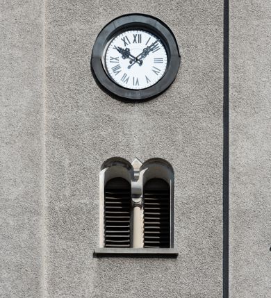 Zdjęcie nr 19: Budynki kościoła i plebanii znajdują się w centralnej części wsi, przy rynku na północ od głównej drogi z Krakowa do Oświęcimia. Kościół stoi przy obszernym placu, obwiedziony wysokim kamiennym murem z metalowym ogrodzeniem od południa. Kościół z prezbiterium zwróconym na północ, wzniesiony z kamienia wapiennego i cegły, tynkowany, z podmurówką. Świątynia wybudowana na planie krzyża łacińskiego z bazylikowym korpusem i transeptem. Dwuprzęsłowe prezbiterium zakończone półkoliście absydą zostało ujęte w dwa aneksy boczne, z których zachodni przeznaczony jest na zakrystię. Od południa do budynku przylega kruchta w przyziemiu wieży. Wnętrze kościoła trójnawowe, czteroprzęsłowe. Nawa główna łączy się z nawami bocznymi arkadami wspartymi na pięciobocznych filarach. Nawy boczne ujęte szerokimi pilastrami z pięciobocznymi filarami. Filary i pilastry stoją na wysokich, masywnych cokołach z kapitelami analogicznymi jak w nawie głównej. Ściany na skrzyżowaniu naw oraz ściany prezbiterium ujęte wspomnianymi filarami podtrzymującymi gurty sklepienia. Nawa i prezbiterium przykryte są sklepieniem kolebkowym z geometryzowanymi lunetami po obu stronach ścian. Ramiona transeptu sklepione kolebkowo z analogicznymi lunetami. Na skrzyżowaniu naw znajduje się sklepienie żaglaste. Nawę główną oświetlają rozmieszczone po jednym w każdym przęśle otwory okienne zamknięte łukiem półkolistym, okna w transepcie to biforia, widoczne tylko z zewnątrz okrągłe okno w absydzie wypełnione jest kamienną rozetą. Główne wejście od południa, do pierwszego przęsła od transeptu prowadzi dwoje drzwi w otworach o zamknięciu w kształcie łuku odciętego. W części zachodniej chór muzyczny wsparty na dwóch kolumnach i dwóch filarach dostawionych do ściany. Ich kapitele są analogiczne do pozostałych w kościele. Sklepienia dekorowane polichromią z rozetami i pękami lilii, a na skrzyżowaniu naw umieszczono malunek naścienny ukazujący Chrystusa tronującego z Bogiem Ojcem i gołębicą Ducha Świętego, a wokół nich cztery symbole ewangelistów. W fasadzie świątyni znajduje się strzelista wieża dwukondygnacyjna na planie czworokąta, przechodząca wyżej w ośmioboczną. Po bokach wieży wysokie aneksy zwieńczone schodkowo. Nad wejściem do kościoła znajduje się ozdobne okno zamknięte półkoliście i wypełnione czterema małymi rozetami ułożonymi jedna nad drugą. W kolejnej kondygnacji wieżę przepruwa biforium poniżej tarczy zegara i dekoracji arkadkowej. Wieża pełni jednocześnie funkcję dzwonnicy. Druga wieża na skrzyżowaniu nawy głównej i transeptu mieści sygnaturkę. Korpus kościoła nakryty dachem dwuspadowym, wieża wielobocznym. Wszystkie dachy kryte blachą.