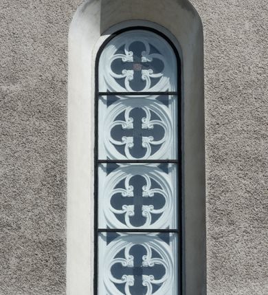 Zdjęcie nr 20: Budynki kościoła i plebanii znajdują się w centralnej części wsi, przy rynku na północ od głównej drogi z Krakowa do Oświęcimia. Kościół stoi przy obszernym placu, obwiedziony wysokim kamiennym murem z metalowym ogrodzeniem od południa. Kościół z prezbiterium zwróconym na północ, wzniesiony z kamienia wapiennego i cegły, tynkowany, z podmurówką. Świątynia wybudowana na planie krzyża łacińskiego z bazylikowym korpusem i transeptem. Dwuprzęsłowe prezbiterium zakończone półkoliście absydą zostało ujęte w dwa aneksy boczne, z których zachodni przeznaczony jest na zakrystię. Od południa do budynku przylega kruchta w przyziemiu wieży. Wnętrze kościoła trójnawowe, czteroprzęsłowe. Nawa główna łączy się z nawami bocznymi arkadami wspartymi na pięciobocznych filarach. Nawy boczne ujęte szerokimi pilastrami z pięciobocznymi filarami. Filary i pilastry stoją na wysokich, masywnych cokołach z kapitelami analogicznymi jak w nawie głównej. Ściany na skrzyżowaniu naw oraz ściany prezbiterium ujęte wspomnianymi filarami podtrzymującymi gurty sklepienia. Nawa i prezbiterium przykryte są sklepieniem kolebkowym z geometryzowanymi lunetami po obu stronach ścian. Ramiona transeptu sklepione kolebkowo z analogicznymi lunetami. Na skrzyżowaniu naw znajduje się sklepienie żaglaste. Nawę główną oświetlają rozmieszczone po jednym w każdym przęśle otwory okienne zamknięte łukiem półkolistym, okna w transepcie to biforia, widoczne tylko z zewnątrz okrągłe okno w absydzie wypełnione jest kamienną rozetą. Główne wejście od południa, do pierwszego przęsła od transeptu prowadzi dwoje drzwi w otworach o zamknięciu w kształcie łuku odciętego. W części zachodniej chór muzyczny wsparty na dwóch kolumnach i dwóch filarach dostawionych do ściany. Ich kapitele są analogiczne do pozostałych w kościele. Sklepienia dekorowane polichromią z rozetami i pękami lilii, a na skrzyżowaniu naw umieszczono malunek naścienny ukazujący Chrystusa tronującego z Bogiem Ojcem i gołębicą Ducha Świętego, a wokół nich cztery symbole ewangelistów. W fasadzie świątyni znajduje się strzelista wieża dwukondygnacyjna na planie czworokąta, przechodząca wyżej w ośmioboczną. Po bokach wieży wysokie aneksy zwieńczone schodkowo. Nad wejściem do kościoła znajduje się ozdobne okno zamknięte półkoliście i wypełnione czterema małymi rozetami ułożonymi jedna nad drugą. W kolejnej kondygnacji wieżę przepruwa biforium poniżej tarczy zegara i dekoracji arkadkowej. Wieża pełni jednocześnie funkcję dzwonnicy. Druga wieża na skrzyżowaniu nawy głównej i transeptu mieści sygnaturkę. Korpus kościoła nakryty dachem dwuspadowym, wieża wielobocznym. Wszystkie dachy kryte blachą.