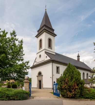 Zdjęcie nr 8: Kościół murowany, tynkowany, orientowany, jednonawowy. Prezbiterium prostokątne, krótkie, zamknięte trójbocznie, przy północnej ścianie prostokątna zakrystia z niższym przedsionkiem. Od wschodu, na zewnętrznej ścianie prezbiterium ogrójec. Nawa główna szersza od prezbiterium, na rzucie prostokąta, od północy przylega prostokątna kaplica, do której od zachodu dobudowany jest niski przedsionek, od południa przylega kruchta boczna, od zachodu prostokątny przedsionek z wieżą na planie kwadratu. Prezbiterium i nawa nakryte stropami, łuk tęczowy półkolisty, wewnątrz ujęty pilastrami, zakończony kluczem. Dostęp do kaplicy z nawy głównej przez wysokie przejście arkadowe na ścianie północnej, w południowej przejście do kruchty bocznej, na osi, pod chórem wejście do przedsionka. Kaplica boczna sklepiona kolebkowo. Fasada bez podziałów z wbudowaną wieżą, ujętą spłaszczonymi spływami. Na osi portal wejściowy flankowany dwoma pilastrami podtrzymującymi gzyms, na którym znajduje się półkoliste okno. W polu dwuskrzydłowe drzwi wejściowe ujęte opaską tynkową. Wieża dwukondygnacyjna, w dolnej kondygnacji okulus, w górnej okna w formie stojącego prostokąta zamkniętego łukiem półkolistym usytuowane z czterech stron. Na spływach ujmujących wieżę dwa okulusy. Wieża nakryta dachem ostrosłupowym. Południowa ściana oraz prezbiterium opięte grubymi szkarpami nakrytymi daszkami o nieregularnej wysokości. Do wschodniej ściany prezbiterium dobudowany murowany ogrojec flankowany filarami, nakryty wielospadowym daszkiem. Elewacje gładkie, tynkowane zakończone profilowanym gzymsem. Wejścia do kościoła przez przybudówkę kaplicy bocznej od północy oraz przez zachodni przedsionek i południową kruchtę. Okna w formie stojącego prostokąta zamkniętego łukiem półkolistym: siedem w elewacji południowej, trzy w północnej. Okna w formie stojącego prostokąta w dwóch kondygnacjach na północnej i południowej ścianie przedsionka zachodniego. Nawa główna, prezbiterium, kaplica i kruchta boczna nakryte dachem dwuspadowym, zakrystia i przybudówki dachami pulpitowymi. 
