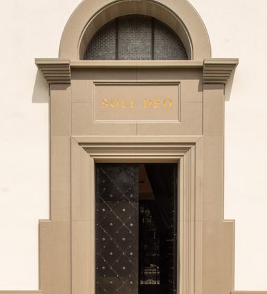 Zdjęcie nr 24: Kościół murowany, tynkowany, orientowany, jednonawowy. Prezbiterium prostokątne, krótkie, zamknięte trójbocznie, przy północnej ścianie prostokątna zakrystia z niższym przedsionkiem. Od wschodu, na zewnętrznej ścianie prezbiterium ogrójec. Nawa główna szersza od prezbiterium, na rzucie prostokąta, od północy przylega prostokątna kaplica, do której od zachodu dobudowany jest niski przedsionek, od południa przylega kruchta boczna, od zachodu prostokątny przedsionek z wieżą na planie kwadratu. Prezbiterium i nawa nakryte stropami, łuk tęczowy półkolisty, wewnątrz ujęty pilastrami, zakończony kluczem. Dostęp do kaplicy z nawy głównej przez wysokie przejście arkadowe na ścianie północnej, w południowej przejście do kruchty bocznej, na osi, pod chórem wejście do przedsionka. Kaplica boczna sklepiona kolebkowo. Fasada bez podziałów z wbudowaną wieżą, ujętą spłaszczonymi spływami. Na osi portal wejściowy flankowany dwoma pilastrami podtrzymującymi gzyms, na którym znajduje się półkoliste okno. W polu dwuskrzydłowe drzwi wejściowe ujęte opaską tynkową. Wieża dwukondygnacyjna, w dolnej kondygnacji okulus, w górnej okna w formie stojącego prostokąta zamkniętego łukiem półkolistym usytuowane z czterech stron. Na spływach ujmujących wieżę dwa okulusy. Wieża nakryta dachem ostrosłupowym. Południowa ściana oraz prezbiterium opięte grubymi szkarpami nakrytymi daszkami o nieregularnej wysokości. Do wschodniej ściany prezbiterium dobudowany murowany ogrojec flankowany filarami, nakryty wielospadowym daszkiem. Elewacje gładkie, tynkowane zakończone profilowanym gzymsem. Wejścia do kościoła przez przybudówkę kaplicy bocznej od północy oraz przez zachodni przedsionek i południową kruchtę. Okna w formie stojącego prostokąta zamkniętego łukiem półkolistym: siedem w elewacji południowej, trzy w północnej. Okna w formie stojącego prostokąta w dwóch kondygnacjach na północnej i południowej ścianie przedsionka zachodniego. Nawa główna, prezbiterium, kaplica i kruchta boczna nakryte dachem dwuspadowym, zakrystia i przybudówki dachami pulpitowymi. 
