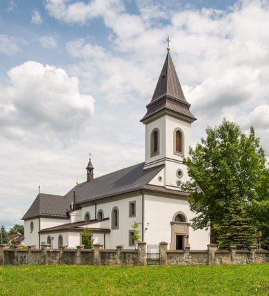 Zdjęcie nr 4: Kościół murowany, tynkowany, orientowany, jednonawowy. Prezbiterium prostokątne, krótkie, zamknięte trójbocznie, przy północnej ścianie prostokątna zakrystia z niższym przedsionkiem. Od wschodu, na zewnętrznej ścianie prezbiterium ogrójec. Nawa główna szersza od prezbiterium, na rzucie prostokąta, od północy przylega prostokątna kaplica, do której od zachodu dobudowany jest niski przedsionek, od południa przylega kruchta boczna, od zachodu prostokątny przedsionek z wieżą na planie kwadratu. Prezbiterium i nawa nakryte stropami, łuk tęczowy półkolisty, wewnątrz ujęty pilastrami, zakończony kluczem. Dostęp do kaplicy z nawy głównej przez wysokie przejście arkadowe na ścianie północnej, w południowej przejście do kruchty bocznej, na osi, pod chórem wejście do przedsionka. Kaplica boczna sklepiona kolebkowo. Fasada bez podziałów z wbudowaną wieżą, ujętą spłaszczonymi spływami. Na osi portal wejściowy flankowany dwoma pilastrami podtrzymującymi gzyms, na którym znajduje się półkoliste okno. W polu dwuskrzydłowe drzwi wejściowe ujęte opaską tynkową. Wieża dwukondygnacyjna, w dolnej kondygnacji okulus, w górnej okna w formie stojącego prostokąta zamkniętego łukiem półkolistym usytuowane z czterech stron. Na spływach ujmujących wieżę dwa okulusy. Wieża nakryta dachem ostrosłupowym. Południowa ściana oraz prezbiterium opięte grubymi szkarpami nakrytymi daszkami o nieregularnej wysokości. Do wschodniej ściany prezbiterium dobudowany murowany ogrojec flankowany filarami, nakryty wielospadowym daszkiem. Elewacje gładkie, tynkowane zakończone profilowanym gzymsem. Wejścia do kościoła przez przybudówkę kaplicy bocznej od północy oraz przez zachodni przedsionek i południową kruchtę. Okna w formie stojącego prostokąta zamkniętego łukiem półkolistym: siedem w elewacji południowej, trzy w północnej. Okna w formie stojącego prostokąta w dwóch kondygnacjach na północnej i południowej ścianie przedsionka zachodniego. Nawa główna, prezbiterium, kaplica i kruchta boczna nakryte dachem dwuspadowym, zakrystia i przybudówki dachami pulpitowymi. 
