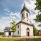 Zdjęcie nr 1: Kościół murowany, tynkowany, orientowany, jednonawowy. Prezbiterium prostokątne, krótkie, zamknięte trójbocznie, przy północnej ścianie prostokątna zakrystia z niższym przedsionkiem. Od wschodu, na zewnętrznej ścianie prezbiterium ogrójec. Nawa główna szersza od prezbiterium, na rzucie prostokąta, od północy przylega prostokątna kaplica, do której od zachodu dobudowany jest niski przedsionek, od południa przylega kruchta boczna, od zachodu prostokątny przedsionek z wieżą na planie kwadratu. Prezbiterium i nawa nakryte stropami, łuk tęczowy półkolisty, wewnątrz ujęty pilastrami, zakończony kluczem. Dostęp do kaplicy z nawy głównej przez wysokie przejście arkadowe na ścianie północnej, w południowej przejście do kruchty bocznej, na osi, pod chórem wejście do przedsionka. Kaplica boczna sklepiona kolebkowo. Fasada bez podziałów z wbudowaną wieżą, ujętą spłaszczonymi spływami. Na osi portal wejściowy flankowany dwoma pilastrami podtrzymującymi gzyms, na którym znajduje się półkoliste okno. W polu dwuskrzydłowe drzwi wejściowe ujęte opaską tynkową. Wieża dwukondygnacyjna, w dolnej kondygnacji okulus, w górnej okna w formie stojącego prostokąta zamkniętego łukiem półkolistym usytuowane z czterech stron. Na spływach ujmujących wieżę dwa okulusy. Wieża nakryta dachem ostrosłupowym. Południowa ściana oraz prezbiterium opięte grubymi szkarpami nakrytymi daszkami o nieregularnej wysokości. Do wschodniej ściany prezbiterium dobudowany murowany ogrojec flankowany filarami, nakryty wielospadowym daszkiem. Elewacje gładkie, tynkowane zakończone profilowanym gzymsem. Wejścia do kościoła przez przybudówkę kaplicy bocznej od północy oraz przez zachodni przedsionek i południową kruchtę. Okna w formie stojącego prostokąta zamkniętego łukiem półkolistym: siedem w elewacji południowej, trzy w północnej. Okna w formie stojącego prostokąta w dwóch kondygnacjach na północnej i południowej ścianie przedsionka zachodniego. Nawa główna, prezbiterium, kaplica i kruchta boczna nakryte dachem dwuspadowym, zakrystia i przybudówki dachami pulpitowymi. 
