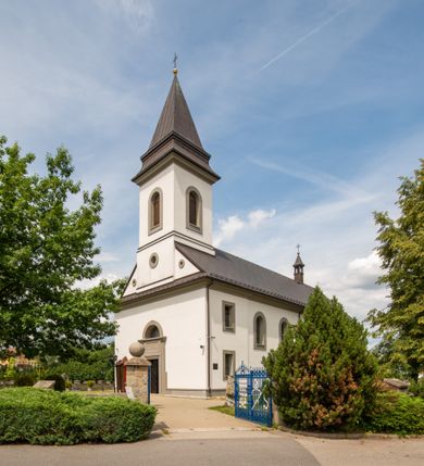 Zdjęcie nr 7: Kościół murowany, tynkowany, orientowany, jednonawowy. Prezbiterium prostokątne, krótkie, zamknięte trójbocznie, przy północnej ścianie prostokątna zakrystia z niższym przedsionkiem. Od wschodu, na zewnętrznej ścianie prezbiterium ogrójec. Nawa główna szersza od prezbiterium, na rzucie prostokąta, od północy przylega prostokątna kaplica, do której od zachodu dobudowany jest niski przedsionek, od południa przylega kruchta boczna, od zachodu prostokątny przedsionek z wieżą na planie kwadratu. Prezbiterium i nawa nakryte stropami, łuk tęczowy półkolisty, wewnątrz ujęty pilastrami, zakończony kluczem. Dostęp do kaplicy z nawy głównej przez wysokie przejście arkadowe na ścianie północnej, w południowej przejście do kruchty bocznej, na osi, pod chórem wejście do przedsionka. Kaplica boczna sklepiona kolebkowo. Fasada bez podziałów z wbudowaną wieżą, ujętą spłaszczonymi spływami. Na osi portal wejściowy flankowany dwoma pilastrami podtrzymującymi gzyms, na którym znajduje się półkoliste okno. W polu dwuskrzydłowe drzwi wejściowe ujęte opaską tynkową. Wieża dwukondygnacyjna, w dolnej kondygnacji okulus, w górnej okna w formie stojącego prostokąta zamkniętego łukiem półkolistym usytuowane z czterech stron. Na spływach ujmujących wieżę dwa okulusy. Wieża nakryta dachem ostrosłupowym. Południowa ściana oraz prezbiterium opięte grubymi szkarpami nakrytymi daszkami o nieregularnej wysokości. Do wschodniej ściany prezbiterium dobudowany murowany ogrojec flankowany filarami, nakryty wielospadowym daszkiem. Elewacje gładkie, tynkowane zakończone profilowanym gzymsem. Wejścia do kościoła przez przybudówkę kaplicy bocznej od północy oraz przez zachodni przedsionek i południową kruchtę. Okna w formie stojącego prostokąta zamkniętego łukiem półkolistym: siedem w elewacji południowej, trzy w północnej. Okna w formie stojącego prostokąta w dwóch kondygnacjach na północnej i południowej ścianie przedsionka zachodniego. Nawa główna, prezbiterium, kaplica i kruchta boczna nakryte dachem dwuspadowym, zakrystia i przybudówki dachami pulpitowymi. 
