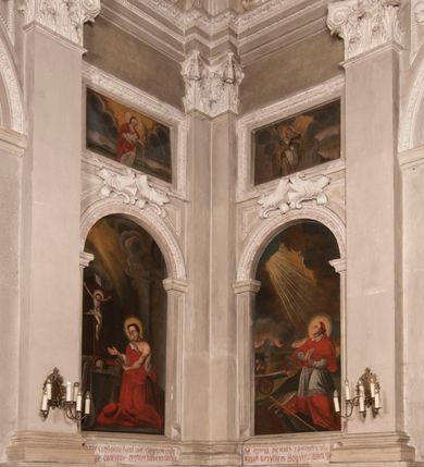 Zdjęcie nr 128: Kaplica zbudowana została na planie kwadratu i nakryta wzniesioną na pendentywach kopułą z latarnią. Przylega do kościoła od północy, do pierwszego przęsła nawy, z którą komunikuje się zamkniętym półkoliście przejściem. Wnętrze artykułowane jest w oparciu o schemat starożytnego łuku triumfalnego za pomocą osadzonych na wysokim cokole pilastrów z kompozytowymi głowicami. Pilastry podtrzymują wydatne belkowanie, ozodbione dekoracją stiukową w postaci puttów, festonów owocowych, rozet oraz kartuszy. Równocześnie pilastry ujmują półkoliste arkady, dwie niższe i większą, środkową. Niższe arkady wypełniają obrazy ze scenami z życia św. Karola Boromeusza. Ponad nimi w prostokątnych, stiukowych, obramieniach znajdują się malowane przedstawienia różnych świętych. W środkowej arkadzie ściany północnej umieszczono okazały późnobarokowy ołtarz z cudownym wizerunkiem św. Karola Boromeusza. Z kolei w arkadach wschodniej i zachodniej rozmieszczono prostokątne okna. Poniżej okna w arkadzie zachodniej znajduje się wyjście na zewnątrz kaplicy zaopatrzone w metalowe, prostokątne drzwi. Natomiast pod oknem w ścianie wschodniej zawieszono tablicę pamiątkową ku czci papieża Jana Pawła II. Arkadę wejściową do kaplicy zamyka prostokątna, brązowa krata. W jej podłuczu od wnętrza na wzór tympanonu umieszczono stiukowy kartusz z herbem Szreniawa, podtrzymywany przez dwa anioły. Ściany tarczowe podniebia przepruto czworobocznymi oknami ujętymi w stiukowe obramienia wolutowe. Na pendentywach przedstawiono w czterech stiukowych kartuszach herby: Szreniawa, Gryf i Kotwicz. Czwarty kartusz jest pusty. Czaszę kopuły wypełnia iluzjonistycznie malowana architektura podzielona na dwie strefy. Dolną artykułują pary pilastrów ujmujące okulusy oraz tralkowa balustrada, a górną gurty wyznaczające pola dla dekoracji ornamentalnej. Ściany zewnętrzne kaplicy zostały podzielone za pomocą kamiennych gzymsów i lizen na dwie trójosiowe kondygnacje, z których górna odpowiada wysokością smukłemu cokołowi mieszczącemu wejście. Zewnętrzne pola każdej elewacji dekorowane są płaskimi pasami tynku w układzie wzoru geometrycznego, zbliżonego do okuciowego. Okna i portal zostały ujęte w profilowane kamienne obramienia. Na ścianie północnej w środkowej kondygnacji pod kartuszem z herbem Szreniawa umieszczono tablicę fundacyjną z napisem: STANISLAUS COMES IN WIŚNICZ LUBOMIRSKI / PALATINUS ET GENERALIS CRACOVIEN[SIS] / SCEPUSIEN[SIS], BIALLOCERKIEVIEN[SIS] / ZATHORIEN[SIS], NIEPOLOMICIEN[SIS] E[T]C[ETER]A, E[T]C[ETER]A, CAPITANEUS / CAPELLAM HANC, / S[ANCTO] CAROLO BARRHOMAEO SUO TUTELARI PATRONO / POST RECEPTA SA[N]CTI HUIUS MERITIS TOT BENEFICIA / DICATAM / EX FUNDAMENTIS EREXIT, DONAVIT / EXORNAVIT, / ANNO D[O]MI[NI], 1640 (Stanisław hrabia na Wiśniczu Lubomirski wojewoda i starosta generalny krakowski, starosta spiski, białocerkiewski, zatorski, niepołomicki, i tak dalej, i tak dalej, tę kaplicę, poświęconą św. Karolowi Boromeuszowi, swojemu patronowi opiekuńczemu, po otrzymaniu tak wielkich łask za wstawiennictwem tego świetego, od fundamentów wzniósł, uposażył i ozdobił, roku Pańskiego 1640). Dach kaplicy oraz latarnia pokryte są blachą miedzianą.
