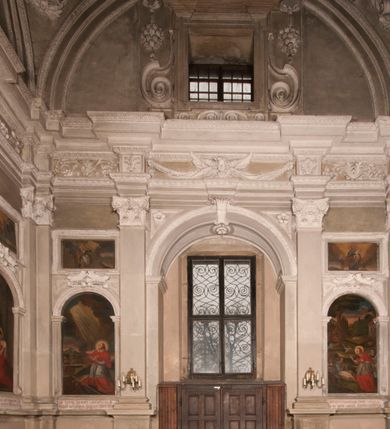 Zdjęcie nr 127: Kaplica zbudowana została na planie kwadratu i nakryta wzniesioną na pendentywach kopułą z latarnią. Przylega do kościoła od północy, do pierwszego przęsła nawy, z którą komunikuje się zamkniętym półkoliście przejściem. Wnętrze artykułowane jest w oparciu o schemat starożytnego łuku triumfalnego za pomocą osadzonych na wysokim cokole pilastrów z kompozytowymi głowicami. Pilastry podtrzymują wydatne belkowanie, ozodbione dekoracją stiukową w postaci puttów, festonów owocowych, rozet oraz kartuszy. Równocześnie pilastry ujmują półkoliste arkady, dwie niższe i większą, środkową. Niższe arkady wypełniają obrazy ze scenami z życia św. Karola Boromeusza. Ponad nimi w prostokątnych, stiukowych, obramieniach znajdują się malowane przedstawienia różnych świętych. W środkowej arkadzie ściany północnej umieszczono okazały późnobarokowy ołtarz z cudownym wizerunkiem św. Karola Boromeusza. Z kolei w arkadach wschodniej i zachodniej rozmieszczono prostokątne okna. Poniżej okna w arkadzie zachodniej znajduje się wyjście na zewnątrz kaplicy zaopatrzone w metalowe, prostokątne drzwi. Natomiast pod oknem w ścianie wschodniej zawieszono tablicę pamiątkową ku czci papieża Jana Pawła II. Arkadę wejściową do kaplicy zamyka prostokątna, brązowa krata. W jej podłuczu od wnętrza na wzór tympanonu umieszczono stiukowy kartusz z herbem Szreniawa, podtrzymywany przez dwa anioły. Ściany tarczowe podniebia przepruto czworobocznymi oknami ujętymi w stiukowe obramienia wolutowe. Na pendentywach przedstawiono w czterech stiukowych kartuszach herby: Szreniawa, Gryf i Kotwicz. Czwarty kartusz jest pusty. Czaszę kopuły wypełnia iluzjonistycznie malowana architektura podzielona na dwie strefy. Dolną artykułują pary pilastrów ujmujące okulusy oraz tralkowa balustrada, a górną gurty wyznaczające pola dla dekoracji ornamentalnej. Ściany zewnętrzne kaplicy zostały podzielone za pomocą kamiennych gzymsów i lizen na dwie trójosiowe kondygnacje, z których górna odpowiada wysokością smukłemu cokołowi mieszczącemu wejście. Zewnętrzne pola każdej elewacji dekorowane są płaskimi pasami tynku w układzie wzoru geometrycznego, zbliżonego do okuciowego. Okna i portal zostały ujęte w profilowane kamienne obramienia. Na ścianie północnej w środkowej kondygnacji pod kartuszem z herbem Szreniawa umieszczono tablicę fundacyjną z napisem: STANISLAUS COMES IN WIŚNICZ LUBOMIRSKI / PALATINUS ET GENERALIS CRACOVIEN[SIS] / SCEPUSIEN[SIS], BIALLOCERKIEVIEN[SIS] / ZATHORIEN[SIS], NIEPOLOMICIEN[SIS] E[T]C[ETER]A, E[T]C[ETER]A, CAPITANEUS / CAPELLAM HANC, / S[ANCTO] CAROLO BARRHOMAEO SUO TUTELARI PATRONO / POST RECEPTA SA[N]CTI HUIUS MERITIS TOT BENEFICIA / DICATAM / EX FUNDAMENTIS EREXIT, DONAVIT / EXORNAVIT, / ANNO D[O]MI[NI], 1640 (Stanisław hrabia na Wiśniczu Lubomirski wojewoda i starosta generalny krakowski, starosta spiski, białocerkiewski, zatorski, niepołomicki, i tak dalej, i tak dalej, tę kaplicę, poświęconą św. Karolowi Boromeuszowi, swojemu patronowi opiekuńczemu, po otrzymaniu tak wielkich łask za wstawiennictwem tego świetego, od fundamentów wzniósł, uposażył i ozdobił, roku Pańskiego 1640). Dach kaplicy oraz latarnia pokryte są blachą miedzianą.
