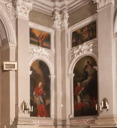 Zdjęcie nr 132: Kaplica zbudowana została na planie kwadratu i nakryta wzniesioną na pendentywach kopułą z latarnią. Przylega do kościoła od północy, do pierwszego przęsła nawy, z którą komunikuje się zamkniętym półkoliście przejściem. Wnętrze artykułowane jest w oparciu o schemat starożytnego łuku triumfalnego za pomocą osadzonych na wysokim cokole pilastrów z kompozytowymi głowicami. Pilastry podtrzymują wydatne belkowanie, ozodbione dekoracją stiukową w postaci puttów, festonów owocowych, rozet oraz kartuszy. Równocześnie pilastry ujmują półkoliste arkady, dwie niższe i większą, środkową. Niższe arkady wypełniają obrazy ze scenami z życia św. Karola Boromeusza. Ponad nimi w prostokątnych, stiukowych, obramieniach znajdują się malowane przedstawienia różnych świętych. W środkowej arkadzie ściany północnej umieszczono okazały późnobarokowy ołtarz z cudownym wizerunkiem św. Karola Boromeusza. Z kolei w arkadach wschodniej i zachodniej rozmieszczono prostokątne okna. Poniżej okna w arkadzie zachodniej znajduje się wyjście na zewnątrz kaplicy zaopatrzone w metalowe, prostokątne drzwi. Natomiast pod oknem w ścianie wschodniej zawieszono tablicę pamiątkową ku czci papieża Jana Pawła II. Arkadę wejściową do kaplicy zamyka prostokątna, brązowa krata. W jej podłuczu od wnętrza na wzór tympanonu umieszczono stiukowy kartusz z herbem Szreniawa, podtrzymywany przez dwa anioły. Ściany tarczowe podniebia przepruto czworobocznymi oknami ujętymi w stiukowe obramienia wolutowe. Na pendentywach przedstawiono w czterech stiukowych kartuszach herby: Szreniawa, Gryf i Kotwicz. Czwarty kartusz jest pusty. Czaszę kopuły wypełnia iluzjonistycznie malowana architektura podzielona na dwie strefy. Dolną artykułują pary pilastrów ujmujące okulusy oraz tralkowa balustrada, a górną gurty wyznaczające pola dla dekoracji ornamentalnej. Ściany zewnętrzne kaplicy zostały podzielone za pomocą kamiennych gzymsów i lizen na dwie trójosiowe kondygnacje, z których górna odpowiada wysokością smukłemu cokołowi mieszczącemu wejście. Zewnętrzne pola każdej elewacji dekorowane są płaskimi pasami tynku w układzie wzoru geometrycznego, zbliżonego do okuciowego. Okna i portal zostały ujęte w profilowane kamienne obramienia. Na ścianie północnej w środkowej kondygnacji pod kartuszem z herbem Szreniawa umieszczono tablicę fundacyjną z napisem: STANISLAUS COMES IN WIŚNICZ LUBOMIRSKI / PALATINUS ET GENERALIS CRACOVIEN[SIS] / SCEPUSIEN[SIS], BIALLOCERKIEVIEN[SIS] / ZATHORIEN[SIS], NIEPOLOMICIEN[SIS] E[T]C[ETER]A, E[T]C[ETER]A, CAPITANEUS / CAPELLAM HANC, / S[ANCTO] CAROLO BARRHOMAEO SUO TUTELARI PATRONO / POST RECEPTA SA[N]CTI HUIUS MERITIS TOT BENEFICIA / DICATAM / EX FUNDAMENTIS EREXIT, DONAVIT / EXORNAVIT, / ANNO D[O]MI[NI], 1640 (Stanisław hrabia na Wiśniczu Lubomirski wojewoda i starosta generalny krakowski, starosta spiski, białocerkiewski, zatorski, niepołomicki, i tak dalej, i tak dalej, tę kaplicę, poświęconą św. Karolowi Boromeuszowi, swojemu patronowi opiekuńczemu, po otrzymaniu tak wielkich łask za wstawiennictwem tego świetego, od fundamentów wzniósł, uposażył i ozdobił, roku Pańskiego 1640). Dach kaplicy oraz latarnia pokryte są blachą miedzianą.
