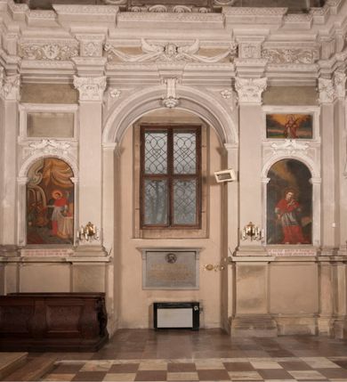 Zdjęcie nr 133: Kaplica zbudowana została na planie kwadratu i nakryta wzniesioną na pendentywach kopułą z latarnią. Przylega do kościoła od północy, do pierwszego przęsła nawy, z którą komunikuje się zamkniętym półkoliście przejściem. Wnętrze artykułowane jest w oparciu o schemat starożytnego łuku triumfalnego za pomocą osadzonych na wysokim cokole pilastrów z kompozytowymi głowicami. Pilastry podtrzymują wydatne belkowanie, ozodbione dekoracją stiukową w postaci puttów, festonów owocowych, rozet oraz kartuszy. Równocześnie pilastry ujmują półkoliste arkady, dwie niższe i większą, środkową. Niższe arkady wypełniają obrazy ze scenami z życia św. Karola Boromeusza. Ponad nimi w prostokątnych, stiukowych, obramieniach znajdują się malowane przedstawienia różnych świętych. W środkowej arkadzie ściany północnej umieszczono okazały późnobarokowy ołtarz z cudownym wizerunkiem św. Karola Boromeusza. Z kolei w arkadach wschodniej i zachodniej rozmieszczono prostokątne okna. Poniżej okna w arkadzie zachodniej znajduje się wyjście na zewnątrz kaplicy zaopatrzone w metalowe, prostokątne drzwi. Natomiast pod oknem w ścianie wschodniej zawieszono tablicę pamiątkową ku czci papieża Jana Pawła II. Arkadę wejściową do kaplicy zamyka prostokątna, brązowa krata. W jej podłuczu od wnętrza na wzór tympanonu umieszczono stiukowy kartusz z herbem Szreniawa, podtrzymywany przez dwa anioły. Ściany tarczowe podniebia przepruto czworobocznymi oknami ujętymi w stiukowe obramienia wolutowe. Na pendentywach przedstawiono w czterech stiukowych kartuszach herby: Szreniawa, Gryf i Kotwicz. Czwarty kartusz jest pusty. Czaszę kopuły wypełnia iluzjonistycznie malowana architektura podzielona na dwie strefy. Dolną artykułują pary pilastrów ujmujące okulusy oraz tralkowa balustrada, a górną gurty wyznaczające pola dla dekoracji ornamentalnej. Ściany zewnętrzne kaplicy zostały podzielone za pomocą kamiennych gzymsów i lizen na dwie trójosiowe kondygnacje, z których górna odpowiada wysokością smukłemu cokołowi mieszczącemu wejście. Zewnętrzne pola każdej elewacji dekorowane są płaskimi pasami tynku w układzie wzoru geometrycznego, zbliżonego do okuciowego. Okna i portal zostały ujęte w profilowane kamienne obramienia. Na ścianie północnej w środkowej kondygnacji pod kartuszem z herbem Szreniawa umieszczono tablicę fundacyjną z napisem: STANISLAUS COMES IN WIŚNICZ LUBOMIRSKI / PALATINUS ET GENERALIS CRACOVIEN[SIS] / SCEPUSIEN[SIS], BIALLOCERKIEVIEN[SIS] / ZATHORIEN[SIS], NIEPOLOMICIEN[SIS] E[T]C[ETER]A, E[T]C[ETER]A, CAPITANEUS / CAPELLAM HANC, / S[ANCTO] CAROLO BARRHOMAEO SUO TUTELARI PATRONO / POST RECEPTA SA[N]CTI HUIUS MERITIS TOT BENEFICIA / DICATAM / EX FUNDAMENTIS EREXIT, DONAVIT / EXORNAVIT, / ANNO D[O]MI[NI], 1640 (Stanisław hrabia na Wiśniczu Lubomirski wojewoda i starosta generalny krakowski, starosta spiski, białocerkiewski, zatorski, niepołomicki, i tak dalej, i tak dalej, tę kaplicę, poświęconą św. Karolowi Boromeuszowi, swojemu patronowi opiekuńczemu, po otrzymaniu tak wielkich łask za wstawiennictwem tego świetego, od fundamentów wzniósł, uposażył i ozdobił, roku Pańskiego 1640). Dach kaplicy oraz latarnia pokryte są blachą miedzianą.
