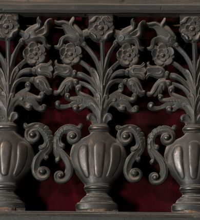 Zdjęcie nr 141: Kaplica zbudowana została na planie kwadratu i nakryta wzniesioną na pendentywach kopułą z latarnią. Przylega do kościoła od północy, do pierwszego przęsła nawy, z którą komunikuje się zamkniętym półkoliście przejściem. Wnętrze artykułowane jest w oparciu o schemat starożytnego łuku triumfalnego za pomocą osadzonych na wysokim cokole pilastrów z kompozytowymi głowicami. Pilastry podtrzymują wydatne belkowanie, ozodbione dekoracją stiukową w postaci puttów, festonów owocowych, rozet oraz kartuszy. Równocześnie pilastry ujmują półkoliste arkady, dwie niższe i większą, środkową. Niższe arkady wypełniają obrazy ze scenami z życia św. Karola Boromeusza. Ponad nimi w prostokątnych, stiukowych, obramieniach znajdują się malowane przedstawienia różnych świętych. W środkowej arkadzie ściany północnej umieszczono okazały późnobarokowy ołtarz z cudownym wizerunkiem św. Karola Boromeusza. Z kolei w arkadach wschodniej i zachodniej rozmieszczono prostokątne okna. Poniżej okna w arkadzie zachodniej znajduje się wyjście na zewnątrz kaplicy zaopatrzone w metalowe, prostokątne drzwi. Natomiast pod oknem w ścianie wschodniej zawieszono tablicę pamiątkową ku czci papieża Jana Pawła II. Arkadę wejściową do kaplicy zamyka prostokątna, brązowa krata. W jej podłuczu od wnętrza na wzór tympanonu umieszczono stiukowy kartusz z herbem Szreniawa, podtrzymywany przez dwa anioły. Ściany tarczowe podniebia przepruto czworobocznymi oknami ujętymi w stiukowe obramienia wolutowe. Na pendentywach przedstawiono w czterech stiukowych kartuszach herby: Szreniawa, Gryf i Kotwicz. Czwarty kartusz jest pusty. Czaszę kopuły wypełnia iluzjonistycznie malowana architektura podzielona na dwie strefy. Dolną artykułują pary pilastrów ujmujące okulusy oraz tralkowa balustrada, a górną gurty wyznaczające pola dla dekoracji ornamentalnej. Ściany zewnętrzne kaplicy zostały podzielone za pomocą kamiennych gzymsów i lizen na dwie trójosiowe kondygnacje, z których górna odpowiada wysokością smukłemu cokołowi mieszczącemu wejście. Zewnętrzne pola każdej elewacji dekorowane są płaskimi pasami tynku w układzie wzoru geometrycznego, zbliżonego do okuciowego. Okna i portal zostały ujęte w profilowane kamienne obramienia. Na ścianie północnej w środkowej kondygnacji pod kartuszem z herbem Szreniawa umieszczono tablicę fundacyjną z napisem: STANISLAUS COMES IN WIŚNICZ LUBOMIRSKI / PALATINUS ET GENERALIS CRACOVIEN[SIS] / SCEPUSIEN[SIS], BIALLOCERKIEVIEN[SIS] / ZATHORIEN[SIS], NIEPOLOMICIEN[SIS] E[T]C[ETER]A, E[T]C[ETER]A, CAPITANEUS / CAPELLAM HANC, / S[ANCTO] CAROLO BARRHOMAEO SUO TUTELARI PATRONO / POST RECEPTA SA[N]CTI HUIUS MERITIS TOT BENEFICIA / DICATAM / EX FUNDAMENTIS EREXIT, DONAVIT / EXORNAVIT, / ANNO D[O]MI[NI], 1640 (Stanisław hrabia na Wiśniczu Lubomirski wojewoda i starosta generalny krakowski, starosta spiski, białocerkiewski, zatorski, niepołomicki, i tak dalej, i tak dalej, tę kaplicę, poświęconą św. Karolowi Boromeuszowi, swojemu patronowi opiekuńczemu, po otrzymaniu tak wielkich łask za wstawiennictwem tego świetego, od fundamentów wzniósł, uposażył i ozdobił, roku Pańskiego 1640). Dach kaplicy oraz latarnia pokryte są blachą miedzianą.
