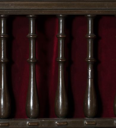 Zdjęcie nr 136: Kaplica zbudowana została na planie kwadratu i nakryta wzniesioną na pendentywach kopułą z latarnią. Przylega do kościoła od północy, do pierwszego przęsła nawy, z którą komunikuje się zamkniętym półkoliście przejściem. Wnętrze artykułowane jest w oparciu o schemat starożytnego łuku triumfalnego za pomocą osadzonych na wysokim cokole pilastrów z kompozytowymi głowicami. Pilastry podtrzymują wydatne belkowanie, ozodbione dekoracją stiukową w postaci puttów, festonów owocowych, rozet oraz kartuszy. Równocześnie pilastry ujmują półkoliste arkady, dwie niższe i większą, środkową. Niższe arkady wypełniają obrazy ze scenami z życia św. Karola Boromeusza. Ponad nimi w prostokątnych, stiukowych, obramieniach znajdują się malowane przedstawienia różnych świętych. W środkowej arkadzie ściany północnej umieszczono okazały późnobarokowy ołtarz z cudownym wizerunkiem św. Karola Boromeusza. Z kolei w arkadach wschodniej i zachodniej rozmieszczono prostokątne okna. Poniżej okna w arkadzie zachodniej znajduje się wyjście na zewnątrz kaplicy zaopatrzone w metalowe, prostokątne drzwi. Natomiast pod oknem w ścianie wschodniej zawieszono tablicę pamiątkową ku czci papieża Jana Pawła II. Arkadę wejściową do kaplicy zamyka prostokątna, brązowa krata. W jej podłuczu od wnętrza na wzór tympanonu umieszczono stiukowy kartusz z herbem Szreniawa, podtrzymywany przez dwa anioły. Ściany tarczowe podniebia przepruto czworobocznymi oknami ujętymi w stiukowe obramienia wolutowe. Na pendentywach przedstawiono w czterech stiukowych kartuszach herby: Szreniawa, Gryf i Kotwicz. Czwarty kartusz jest pusty. Czaszę kopuły wypełnia iluzjonistycznie malowana architektura podzielona na dwie strefy. Dolną artykułują pary pilastrów ujmujące okulusy oraz tralkowa balustrada, a górną gurty wyznaczające pola dla dekoracji ornamentalnej. Ściany zewnętrzne kaplicy zostały podzielone za pomocą kamiennych gzymsów i lizen na dwie trójosiowe kondygnacje, z których górna odpowiada wysokością smukłemu cokołowi mieszczącemu wejście. Zewnętrzne pola każdej elewacji dekorowane są płaskimi pasami tynku w układzie wzoru geometrycznego, zbliżonego do okuciowego. Okna i portal zostały ujęte w profilowane kamienne obramienia. Na ścianie północnej w środkowej kondygnacji pod kartuszem z herbem Szreniawa umieszczono tablicę fundacyjną z napisem: STANISLAUS COMES IN WIŚNICZ LUBOMIRSKI / PALATINUS ET GENERALIS CRACOVIEN[SIS] / SCEPUSIEN[SIS], BIALLOCERKIEVIEN[SIS] / ZATHORIEN[SIS], NIEPOLOMICIEN[SIS] E[T]C[ETER]A, E[T]C[ETER]A, CAPITANEUS / CAPELLAM HANC, / S[ANCTO] CAROLO BARRHOMAEO SUO TUTELARI PATRONO / POST RECEPTA SA[N]CTI HUIUS MERITIS TOT BENEFICIA / DICATAM / EX FUNDAMENTIS EREXIT, DONAVIT / EXORNAVIT, / ANNO D[O]MI[NI], 1640 (Stanisław hrabia na Wiśniczu Lubomirski wojewoda i starosta generalny krakowski, starosta spiski, białocerkiewski, zatorski, niepołomicki, i tak dalej, i tak dalej, tę kaplicę, poświęconą św. Karolowi Boromeuszowi, swojemu patronowi opiekuńczemu, po otrzymaniu tak wielkich łask za wstawiennictwem tego świetego, od fundamentów wzniósł, uposażył i ozdobił, roku Pańskiego 1640). Dach kaplicy oraz latarnia pokryte są blachą miedzianą.
