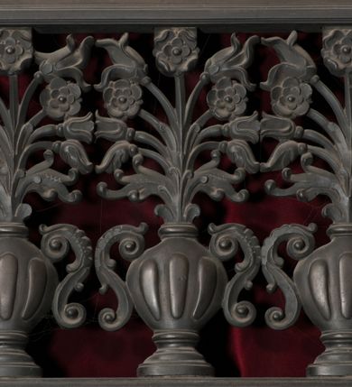 Zdjęcie nr 138: Kaplica zbudowana została na planie kwadratu i nakryta wzniesioną na pendentywach kopułą z latarnią. Przylega do kościoła od północy, do pierwszego przęsła nawy, z którą komunikuje się zamkniętym półkoliście przejściem. Wnętrze artykułowane jest w oparciu o schemat starożytnego łuku triumfalnego za pomocą osadzonych na wysokim cokole pilastrów z kompozytowymi głowicami. Pilastry podtrzymują wydatne belkowanie, ozodbione dekoracją stiukową w postaci puttów, festonów owocowych, rozet oraz kartuszy. Równocześnie pilastry ujmują półkoliste arkady, dwie niższe i większą, środkową. Niższe arkady wypełniają obrazy ze scenami z życia św. Karola Boromeusza. Ponad nimi w prostokątnych, stiukowych, obramieniach znajdują się malowane przedstawienia różnych świętych. W środkowej arkadzie ściany północnej umieszczono okazały późnobarokowy ołtarz z cudownym wizerunkiem św. Karola Boromeusza. Z kolei w arkadach wschodniej i zachodniej rozmieszczono prostokątne okna. Poniżej okna w arkadzie zachodniej znajduje się wyjście na zewnątrz kaplicy zaopatrzone w metalowe, prostokątne drzwi. Natomiast pod oknem w ścianie wschodniej zawieszono tablicę pamiątkową ku czci papieża Jana Pawła II. Arkadę wejściową do kaplicy zamyka prostokątna, brązowa krata. W jej podłuczu od wnętrza na wzór tympanonu umieszczono stiukowy kartusz z herbem Szreniawa, podtrzymywany przez dwa anioły. Ściany tarczowe podniebia przepruto czworobocznymi oknami ujętymi w stiukowe obramienia wolutowe. Na pendentywach przedstawiono w czterech stiukowych kartuszach herby: Szreniawa, Gryf i Kotwicz. Czwarty kartusz jest pusty. Czaszę kopuły wypełnia iluzjonistycznie malowana architektura podzielona na dwie strefy. Dolną artykułują pary pilastrów ujmujące okulusy oraz tralkowa balustrada, a górną gurty wyznaczające pola dla dekoracji ornamentalnej. Ściany zewnętrzne kaplicy zostały podzielone za pomocą kamiennych gzymsów i lizen na dwie trójosiowe kondygnacje, z których górna odpowiada wysokością smukłemu cokołowi mieszczącemu wejście. Zewnętrzne pola każdej elewacji dekorowane są płaskimi pasami tynku w układzie wzoru geometrycznego, zbliżonego do okuciowego. Okna i portal zostały ujęte w profilowane kamienne obramienia. Na ścianie północnej w środkowej kondygnacji pod kartuszem z herbem Szreniawa umieszczono tablicę fundacyjną z napisem: STANISLAUS COMES IN WIŚNICZ LUBOMIRSKI / PALATINUS ET GENERALIS CRACOVIEN[SIS] / SCEPUSIEN[SIS], BIALLOCERKIEVIEN[SIS] / ZATHORIEN[SIS], NIEPOLOMICIEN[SIS] E[T]C[ETER]A, E[T]C[ETER]A, CAPITANEUS / CAPELLAM HANC, / S[ANCTO] CAROLO BARRHOMAEO SUO TUTELARI PATRONO / POST RECEPTA SA[N]CTI HUIUS MERITIS TOT BENEFICIA / DICATAM / EX FUNDAMENTIS EREXIT, DONAVIT / EXORNAVIT, / ANNO D[O]MI[NI], 1640 (Stanisław hrabia na Wiśniczu Lubomirski wojewoda i starosta generalny krakowski, starosta spiski, białocerkiewski, zatorski, niepołomicki, i tak dalej, i tak dalej, tę kaplicę, poświęconą św. Karolowi Boromeuszowi, swojemu patronowi opiekuńczemu, po otrzymaniu tak wielkich łask za wstawiennictwem tego świetego, od fundamentów wzniósł, uposażył i ozdobił, roku Pańskiego 1640). Dach kaplicy oraz latarnia pokryte są blachą miedzianą.
