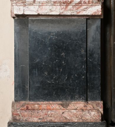 Zdjęcie nr 143: Kaplica zbudowana została na planie kwadratu i nakryta wzniesioną na pendentywach kopułą z latarnią. Przylega do kościoła od północy, do pierwszego przęsła nawy, z którą komunikuje się zamkniętym półkoliście przejściem. Wnętrze artykułowane jest w oparciu o schemat starożytnego łuku triumfalnego za pomocą osadzonych na wysokim cokole pilastrów z kompozytowymi głowicami. Pilastry podtrzymują wydatne belkowanie, ozodbione dekoracją stiukową w postaci puttów, festonów owocowych, rozet oraz kartuszy. Równocześnie pilastry ujmują półkoliste arkady, dwie niższe i większą, środkową. Niższe arkady wypełniają obrazy ze scenami z życia św. Karola Boromeusza. Ponad nimi w prostokątnych, stiukowych, obramieniach znajdują się malowane przedstawienia różnych świętych. W środkowej arkadzie ściany północnej umieszczono okazały późnobarokowy ołtarz z cudownym wizerunkiem św. Karola Boromeusza. Z kolei w arkadach wschodniej i zachodniej rozmieszczono prostokątne okna. Poniżej okna w arkadzie zachodniej znajduje się wyjście na zewnątrz kaplicy zaopatrzone w metalowe, prostokątne drzwi. Natomiast pod oknem w ścianie wschodniej zawieszono tablicę pamiątkową ku czci papieża Jana Pawła II. Arkadę wejściową do kaplicy zamyka prostokątna, brązowa krata. W jej podłuczu od wnętrza na wzór tympanonu umieszczono stiukowy kartusz z herbem Szreniawa, podtrzymywany przez dwa anioły. Ściany tarczowe podniebia przepruto czworobocznymi oknami ujętymi w stiukowe obramienia wolutowe. Na pendentywach przedstawiono w czterech stiukowych kartuszach herby: Szreniawa, Gryf i Kotwicz. Czwarty kartusz jest pusty. Czaszę kopuły wypełnia iluzjonistycznie malowana architektura podzielona na dwie strefy. Dolną artykułują pary pilastrów ujmujące okulusy oraz tralkowa balustrada, a górną gurty wyznaczające pola dla dekoracji ornamentalnej. Ściany zewnętrzne kaplicy zostały podzielone za pomocą kamiennych gzymsów i lizen na dwie trójosiowe kondygnacje, z których górna odpowiada wysokością smukłemu cokołowi mieszczącemu wejście. Zewnętrzne pola każdej elewacji dekorowane są płaskimi pasami tynku w układzie wzoru geometrycznego, zbliżonego do okuciowego. Okna i portal zostały ujęte w profilowane kamienne obramienia. Na ścianie północnej w środkowej kondygnacji pod kartuszem z herbem Szreniawa umieszczono tablicę fundacyjną z napisem: STANISLAUS COMES IN WIŚNICZ LUBOMIRSKI / PALATINUS ET GENERALIS CRACOVIEN[SIS] / SCEPUSIEN[SIS], BIALLOCERKIEVIEN[SIS] / ZATHORIEN[SIS], NIEPOLOMICIEN[SIS] E[T]C[ETER]A, E[T]C[ETER]A, CAPITANEUS / CAPELLAM HANC, / S[ANCTO] CAROLO BARRHOMAEO SUO TUTELARI PATRONO / POST RECEPTA SA[N]CTI HUIUS MERITIS TOT BENEFICIA / DICATAM / EX FUNDAMENTIS EREXIT, DONAVIT / EXORNAVIT, / ANNO D[O]MI[NI], 1640 (Stanisław hrabia na Wiśniczu Lubomirski wojewoda i starosta generalny krakowski, starosta spiski, białocerkiewski, zatorski, niepołomicki, i tak dalej, i tak dalej, tę kaplicę, poświęconą św. Karolowi Boromeuszowi, swojemu patronowi opiekuńczemu, po otrzymaniu tak wielkich łask za wstawiennictwem tego świetego, od fundamentów wzniósł, uposażył i ozdobił, roku Pańskiego 1640). Dach kaplicy oraz latarnia pokryte są blachą miedzianą.
