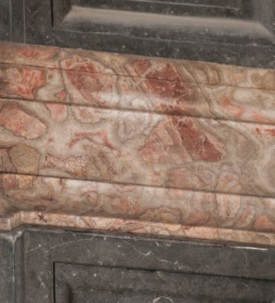 Zdjęcie nr 137: Kaplica zbudowana została na planie kwadratu i nakryta wzniesioną na pendentywach kopułą z latarnią. Przylega do kościoła od północy, do pierwszego przęsła nawy, z którą komunikuje się zamkniętym półkoliście przejściem. Wnętrze artykułowane jest w oparciu o schemat starożytnego łuku triumfalnego za pomocą osadzonych na wysokim cokole pilastrów z kompozytowymi głowicami. Pilastry podtrzymują wydatne belkowanie, ozodbione dekoracją stiukową w postaci puttów, festonów owocowych, rozet oraz kartuszy. Równocześnie pilastry ujmują półkoliste arkady, dwie niższe i większą, środkową. Niższe arkady wypełniają obrazy ze scenami z życia św. Karola Boromeusza. Ponad nimi w prostokątnych, stiukowych, obramieniach znajdują się malowane przedstawienia różnych świętych. W środkowej arkadzie ściany północnej umieszczono okazały późnobarokowy ołtarz z cudownym wizerunkiem św. Karola Boromeusza. Z kolei w arkadach wschodniej i zachodniej rozmieszczono prostokątne okna. Poniżej okna w arkadzie zachodniej znajduje się wyjście na zewnątrz kaplicy zaopatrzone w metalowe, prostokątne drzwi. Natomiast pod oknem w ścianie wschodniej zawieszono tablicę pamiątkową ku czci papieża Jana Pawła II. Arkadę wejściową do kaplicy zamyka prostokątna, brązowa krata. W jej podłuczu od wnętrza na wzór tympanonu umieszczono stiukowy kartusz z herbem Szreniawa, podtrzymywany przez dwa anioły. Ściany tarczowe podniebia przepruto czworobocznymi oknami ujętymi w stiukowe obramienia wolutowe. Na pendentywach przedstawiono w czterech stiukowych kartuszach herby: Szreniawa, Gryf i Kotwicz. Czwarty kartusz jest pusty. Czaszę kopuły wypełnia iluzjonistycznie malowana architektura podzielona na dwie strefy. Dolną artykułują pary pilastrów ujmujące okulusy oraz tralkowa balustrada, a górną gurty wyznaczające pola dla dekoracji ornamentalnej. Ściany zewnętrzne kaplicy zostały podzielone za pomocą kamiennych gzymsów i lizen na dwie trójosiowe kondygnacje, z których górna odpowiada wysokością smukłemu cokołowi mieszczącemu wejście. Zewnętrzne pola każdej elewacji dekorowane są płaskimi pasami tynku w układzie wzoru geometrycznego, zbliżonego do okuciowego. Okna i portal zostały ujęte w profilowane kamienne obramienia. Na ścianie północnej w środkowej kondygnacji pod kartuszem z herbem Szreniawa umieszczono tablicę fundacyjną z napisem: STANISLAUS COMES IN WIŚNICZ LUBOMIRSKI / PALATINUS ET GENERALIS CRACOVIEN[SIS] / SCEPUSIEN[SIS], BIALLOCERKIEVIEN[SIS] / ZATHORIEN[SIS], NIEPOLOMICIEN[SIS] E[T]C[ETER]A, E[T]C[ETER]A, CAPITANEUS / CAPELLAM HANC, / S[ANCTO] CAROLO BARRHOMAEO SUO TUTELARI PATRONO / POST RECEPTA SA[N]CTI HUIUS MERITIS TOT BENEFICIA / DICATAM / EX FUNDAMENTIS EREXIT, DONAVIT / EXORNAVIT, / ANNO D[O]MI[NI], 1640 (Stanisław hrabia na Wiśniczu Lubomirski wojewoda i starosta generalny krakowski, starosta spiski, białocerkiewski, zatorski, niepołomicki, i tak dalej, i tak dalej, tę kaplicę, poświęconą św. Karolowi Boromeuszowi, swojemu patronowi opiekuńczemu, po otrzymaniu tak wielkich łask za wstawiennictwem tego świetego, od fundamentów wzniósł, uposażył i ozdobił, roku Pańskiego 1640). Dach kaplicy oraz latarnia pokryte są blachą miedzianą.
