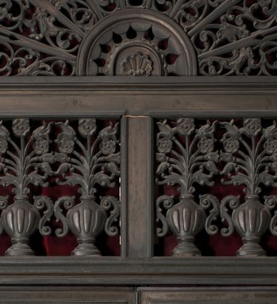 Zdjęcie nr 139: Kaplica zbudowana została na planie kwadratu i nakryta wzniesioną na pendentywach kopułą z latarnią. Przylega do kościoła od północy, do pierwszego przęsła nawy, z którą komunikuje się zamkniętym półkoliście przejściem. Wnętrze artykułowane jest w oparciu o schemat starożytnego łuku triumfalnego za pomocą osadzonych na wysokim cokole pilastrów z kompozytowymi głowicami. Pilastry podtrzymują wydatne belkowanie, ozodbione dekoracją stiukową w postaci puttów, festonów owocowych, rozet oraz kartuszy. Równocześnie pilastry ujmują półkoliste arkady, dwie niższe i większą, środkową. Niższe arkady wypełniają obrazy ze scenami z życia św. Karola Boromeusza. Ponad nimi w prostokątnych, stiukowych, obramieniach znajdują się malowane przedstawienia różnych świętych. W środkowej arkadzie ściany północnej umieszczono okazały późnobarokowy ołtarz z cudownym wizerunkiem św. Karola Boromeusza. Z kolei w arkadach wschodniej i zachodniej rozmieszczono prostokątne okna. Poniżej okna w arkadzie zachodniej znajduje się wyjście na zewnątrz kaplicy zaopatrzone w metalowe, prostokątne drzwi. Natomiast pod oknem w ścianie wschodniej zawieszono tablicę pamiątkową ku czci papieża Jana Pawła II. Arkadę wejściową do kaplicy zamyka prostokątna, brązowa krata. W jej podłuczu od wnętrza na wzór tympanonu umieszczono stiukowy kartusz z herbem Szreniawa, podtrzymywany przez dwa anioły. Ściany tarczowe podniebia przepruto czworobocznymi oknami ujętymi w stiukowe obramienia wolutowe. Na pendentywach przedstawiono w czterech stiukowych kartuszach herby: Szreniawa, Gryf i Kotwicz. Czwarty kartusz jest pusty. Czaszę kopuły wypełnia iluzjonistycznie malowana architektura podzielona na dwie strefy. Dolną artykułują pary pilastrów ujmujące okulusy oraz tralkowa balustrada, a górną gurty wyznaczające pola dla dekoracji ornamentalnej. Ściany zewnętrzne kaplicy zostały podzielone za pomocą kamiennych gzymsów i lizen na dwie trójosiowe kondygnacje, z których górna odpowiada wysokością smukłemu cokołowi mieszczącemu wejście. Zewnętrzne pola każdej elewacji dekorowane są płaskimi pasami tynku w układzie wzoru geometrycznego, zbliżonego do okuciowego. Okna i portal zostały ujęte w profilowane kamienne obramienia. Na ścianie północnej w środkowej kondygnacji pod kartuszem z herbem Szreniawa umieszczono tablicę fundacyjną z napisem: STANISLAUS COMES IN WIŚNICZ LUBOMIRSKI / PALATINUS ET GENERALIS CRACOVIEN[SIS] / SCEPUSIEN[SIS], BIALLOCERKIEVIEN[SIS] / ZATHORIEN[SIS], NIEPOLOMICIEN[SIS] E[T]C[ETER]A, E[T]C[ETER]A, CAPITANEUS / CAPELLAM HANC, / S[ANCTO] CAROLO BARRHOMAEO SUO TUTELARI PATRONO / POST RECEPTA SA[N]CTI HUIUS MERITIS TOT BENEFICIA / DICATAM / EX FUNDAMENTIS EREXIT, DONAVIT / EXORNAVIT, / ANNO D[O]MI[NI], 1640 (Stanisław hrabia na Wiśniczu Lubomirski wojewoda i starosta generalny krakowski, starosta spiski, białocerkiewski, zatorski, niepołomicki, i tak dalej, i tak dalej, tę kaplicę, poświęconą św. Karolowi Boromeuszowi, swojemu patronowi opiekuńczemu, po otrzymaniu tak wielkich łask za wstawiennictwem tego świetego, od fundamentów wzniósł, uposażył i ozdobił, roku Pańskiego 1640). Dach kaplicy oraz latarnia pokryte są blachą miedzianą.
