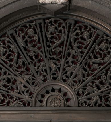 Zdjęcie nr 140: Kaplica zbudowana została na planie kwadratu i nakryta wzniesioną na pendentywach kopułą z latarnią. Przylega do kościoła od północy, do pierwszego przęsła nawy, z którą komunikuje się zamkniętym półkoliście przejściem. Wnętrze artykułowane jest w oparciu o schemat starożytnego łuku triumfalnego za pomocą osadzonych na wysokim cokole pilastrów z kompozytowymi głowicami. Pilastry podtrzymują wydatne belkowanie, ozodbione dekoracją stiukową w postaci puttów, festonów owocowych, rozet oraz kartuszy. Równocześnie pilastry ujmują półkoliste arkady, dwie niższe i większą, środkową. Niższe arkady wypełniają obrazy ze scenami z życia św. Karola Boromeusza. Ponad nimi w prostokątnych, stiukowych, obramieniach znajdują się malowane przedstawienia różnych świętych. W środkowej arkadzie ściany północnej umieszczono okazały późnobarokowy ołtarz z cudownym wizerunkiem św. Karola Boromeusza. Z kolei w arkadach wschodniej i zachodniej rozmieszczono prostokątne okna. Poniżej okna w arkadzie zachodniej znajduje się wyjście na zewnątrz kaplicy zaopatrzone w metalowe, prostokątne drzwi. Natomiast pod oknem w ścianie wschodniej zawieszono tablicę pamiątkową ku czci papieża Jana Pawła II. Arkadę wejściową do kaplicy zamyka prostokątna, brązowa krata. W jej podłuczu od wnętrza na wzór tympanonu umieszczono stiukowy kartusz z herbem Szreniawa, podtrzymywany przez dwa anioły. Ściany tarczowe podniebia przepruto czworobocznymi oknami ujętymi w stiukowe obramienia wolutowe. Na pendentywach przedstawiono w czterech stiukowych kartuszach herby: Szreniawa, Gryf i Kotwicz. Czwarty kartusz jest pusty. Czaszę kopuły wypełnia iluzjonistycznie malowana architektura podzielona na dwie strefy. Dolną artykułują pary pilastrów ujmujące okulusy oraz tralkowa balustrada, a górną gurty wyznaczające pola dla dekoracji ornamentalnej. Ściany zewnętrzne kaplicy zostały podzielone za pomocą kamiennych gzymsów i lizen na dwie trójosiowe kondygnacje, z których górna odpowiada wysokością smukłemu cokołowi mieszczącemu wejście. Zewnętrzne pola każdej elewacji dekorowane są płaskimi pasami tynku w układzie wzoru geometrycznego, zbliżonego do okuciowego. Okna i portal zostały ujęte w profilowane kamienne obramienia. Na ścianie północnej w środkowej kondygnacji pod kartuszem z herbem Szreniawa umieszczono tablicę fundacyjną z napisem: STANISLAUS COMES IN WIŚNICZ LUBOMIRSKI / PALATINUS ET GENERALIS CRACOVIEN[SIS] / SCEPUSIEN[SIS], BIALLOCERKIEVIEN[SIS] / ZATHORIEN[SIS], NIEPOLOMICIEN[SIS] E[T]C[ETER]A, E[T]C[ETER]A, CAPITANEUS / CAPELLAM HANC, / S[ANCTO] CAROLO BARRHOMAEO SUO TUTELARI PATRONO / POST RECEPTA SA[N]CTI HUIUS MERITIS TOT BENEFICIA / DICATAM / EX FUNDAMENTIS EREXIT, DONAVIT / EXORNAVIT, / ANNO D[O]MI[NI], 1640 (Stanisław hrabia na Wiśniczu Lubomirski wojewoda i starosta generalny krakowski, starosta spiski, białocerkiewski, zatorski, niepołomicki, i tak dalej, i tak dalej, tę kaplicę, poświęconą św. Karolowi Boromeuszowi, swojemu patronowi opiekuńczemu, po otrzymaniu tak wielkich łask za wstawiennictwem tego świetego, od fundamentów wzniósł, uposażył i ozdobił, roku Pańskiego 1640). Dach kaplicy oraz latarnia pokryte są blachą miedzianą.
