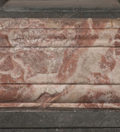 Zdjęcie nr 142: Kaplica zbudowana została na planie kwadratu i nakryta wzniesioną na pendentywach kopułą z latarnią. Przylega do kościoła od północy, do pierwszego przęsła nawy, z którą komunikuje się zamkniętym półkoliście przejściem. Wnętrze artykułowane jest w oparciu o schemat starożytnego łuku triumfalnego za pomocą osadzonych na wysokim cokole pilastrów z kompozytowymi głowicami. Pilastry podtrzymują wydatne belkowanie, ozodbione dekoracją stiukową w postaci puttów, festonów owocowych, rozet oraz kartuszy. Równocześnie pilastry ujmują półkoliste arkady, dwie niższe i większą, środkową. Niższe arkady wypełniają obrazy ze scenami z życia św. Karola Boromeusza. Ponad nimi w prostokątnych, stiukowych, obramieniach znajdują się malowane przedstawienia różnych świętych. W środkowej arkadzie ściany północnej umieszczono okazały późnobarokowy ołtarz z cudownym wizerunkiem św. Karola Boromeusza. Z kolei w arkadach wschodniej i zachodniej rozmieszczono prostokątne okna. Poniżej okna w arkadzie zachodniej znajduje się wyjście na zewnątrz kaplicy zaopatrzone w metalowe, prostokątne drzwi. Natomiast pod oknem w ścianie wschodniej zawieszono tablicę pamiątkową ku czci papieża Jana Pawła II. Arkadę wejściową do kaplicy zamyka prostokątna, brązowa krata. W jej podłuczu od wnętrza na wzór tympanonu umieszczono stiukowy kartusz z herbem Szreniawa, podtrzymywany przez dwa anioły. Ściany tarczowe podniebia przepruto czworobocznymi oknami ujętymi w stiukowe obramienia wolutowe. Na pendentywach przedstawiono w czterech stiukowych kartuszach herby: Szreniawa, Gryf i Kotwicz. Czwarty kartusz jest pusty. Czaszę kopuły wypełnia iluzjonistycznie malowana architektura podzielona na dwie strefy. Dolną artykułują pary pilastrów ujmujące okulusy oraz tralkowa balustrada, a górną gurty wyznaczające pola dla dekoracji ornamentalnej. Ściany zewnętrzne kaplicy zostały podzielone za pomocą kamiennych gzymsów i lizen na dwie trójosiowe kondygnacje, z których górna odpowiada wysokością smukłemu cokołowi mieszczącemu wejście. Zewnętrzne pola każdej elewacji dekorowane są płaskimi pasami tynku w układzie wzoru geometrycznego, zbliżonego do okuciowego. Okna i portal zostały ujęte w profilowane kamienne obramienia. Na ścianie północnej w środkowej kondygnacji pod kartuszem z herbem Szreniawa umieszczono tablicę fundacyjną z napisem: STANISLAUS COMES IN WIŚNICZ LUBOMIRSKI / PALATINUS ET GENERALIS CRACOVIEN[SIS] / SCEPUSIEN[SIS], BIALLOCERKIEVIEN[SIS] / ZATHORIEN[SIS], NIEPOLOMICIEN[SIS] E[T]C[ETER]A, E[T]C[ETER]A, CAPITANEUS / CAPELLAM HANC, / S[ANCTO] CAROLO BARRHOMAEO SUO TUTELARI PATRONO / POST RECEPTA SA[N]CTI HUIUS MERITIS TOT BENEFICIA / DICATAM / EX FUNDAMENTIS EREXIT, DONAVIT / EXORNAVIT, / ANNO D[O]MI[NI], 1640 (Stanisław hrabia na Wiśniczu Lubomirski wojewoda i starosta generalny krakowski, starosta spiski, białocerkiewski, zatorski, niepołomicki, i tak dalej, i tak dalej, tę kaplicę, poświęconą św. Karolowi Boromeuszowi, swojemu patronowi opiekuńczemu, po otrzymaniu tak wielkich łask za wstawiennictwem tego świetego, od fundamentów wzniósł, uposażył i ozdobił, roku Pańskiego 1640). Dach kaplicy oraz latarnia pokryte są blachą miedzianą.
