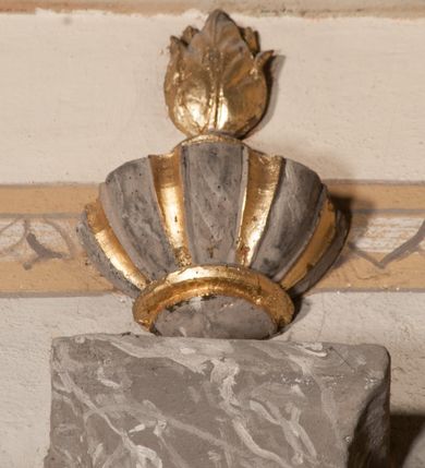 Zdjęcie nr 145: Kaplica zbudowana została na planie kwadratu i nakryta wzniesioną na pendentywach kopułą z latarnią. Przylega do kościoła od północy, do pierwszego przęsła nawy, z którą komunikuje się zamkniętym półkoliście przejściem. Wnętrze artykułowane jest w oparciu o schemat starożytnego łuku triumfalnego za pomocą osadzonych na wysokim cokole pilastrów z kompozytowymi głowicami. Pilastry podtrzymują wydatne belkowanie, ozodbione dekoracją stiukową w postaci puttów, festonów owocowych, rozet oraz kartuszy. Równocześnie pilastry ujmują półkoliste arkady, dwie niższe i większą, środkową. Niższe arkady wypełniają obrazy ze scenami z życia św. Karola Boromeusza. Ponad nimi w prostokątnych, stiukowych, obramieniach znajdują się malowane przedstawienia różnych świętych. W środkowej arkadzie ściany północnej umieszczono okazały późnobarokowy ołtarz z cudownym wizerunkiem św. Karola Boromeusza. Z kolei w arkadach wschodniej i zachodniej rozmieszczono prostokątne okna. Poniżej okna w arkadzie zachodniej znajduje się wyjście na zewnątrz kaplicy zaopatrzone w metalowe, prostokątne drzwi. Natomiast pod oknem w ścianie wschodniej zawieszono tablicę pamiątkową ku czci papieża Jana Pawła II. Arkadę wejściową do kaplicy zamyka prostokątna, brązowa krata. W jej podłuczu od wnętrza na wzór tympanonu umieszczono stiukowy kartusz z herbem Szreniawa, podtrzymywany przez dwa anioły. Ściany tarczowe podniebia przepruto czworobocznymi oknami ujętymi w stiukowe obramienia wolutowe. Na pendentywach przedstawiono w czterech stiukowych kartuszach herby: Szreniawa, Gryf i Kotwicz. Czwarty kartusz jest pusty. Czaszę kopuły wypełnia iluzjonistycznie malowana architektura podzielona na dwie strefy. Dolną artykułują pary pilastrów ujmujące okulusy oraz tralkowa balustrada, a górną gurty wyznaczające pola dla dekoracji ornamentalnej. Ściany zewnętrzne kaplicy zostały podzielone za pomocą kamiennych gzymsów i lizen na dwie trójosiowe kondygnacje, z których górna odpowiada wysokością smukłemu cokołowi mieszczącemu wejście. Zewnętrzne pola każdej elewacji dekorowane są płaskimi pasami tynku w układzie wzoru geometrycznego, zbliżonego do okuciowego. Okna i portal zostały ujęte w profilowane kamienne obramienia. Na ścianie północnej w środkowej kondygnacji pod kartuszem z herbem Szreniawa umieszczono tablicę fundacyjną z napisem: STANISLAUS COMES IN WIŚNICZ LUBOMIRSKI / PALATINUS ET GENERALIS CRACOVIEN[SIS] / SCEPUSIEN[SIS], BIALLOCERKIEVIEN[SIS] / ZATHORIEN[SIS], NIEPOLOMICIEN[SIS] E[T]C[ETER]A, E[T]C[ETER]A, CAPITANEUS / CAPELLAM HANC, / S[ANCTO] CAROLO BARRHOMAEO SUO TUTELARI PATRONO / POST RECEPTA SA[N]CTI HUIUS MERITIS TOT BENEFICIA / DICATAM / EX FUNDAMENTIS EREXIT, DONAVIT / EXORNAVIT, / ANNO D[O]MI[NI], 1640 (Stanisław hrabia na Wiśniczu Lubomirski wojewoda i starosta generalny krakowski, starosta spiski, białocerkiewski, zatorski, niepołomicki, i tak dalej, i tak dalej, tę kaplicę, poświęconą św. Karolowi Boromeuszowi, swojemu patronowi opiekuńczemu, po otrzymaniu tak wielkich łask za wstawiennictwem tego świetego, od fundamentów wzniósł, uposażył i ozdobił, roku Pańskiego 1640). Dach kaplicy oraz latarnia pokryte są blachą miedzianą.
