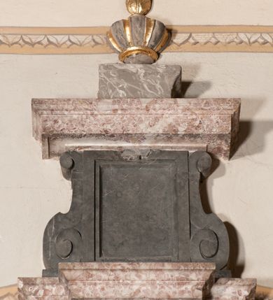 Zdjęcie nr 150: Kaplica zbudowana została na planie kwadratu i nakryta wzniesioną na pendentywach kopułą z latarnią. Przylega do kościoła od północy, do pierwszego przęsła nawy, z którą komunikuje się zamkniętym półkoliście przejściem. Wnętrze artykułowane jest w oparciu o schemat starożytnego łuku triumfalnego za pomocą osadzonych na wysokim cokole pilastrów z kompozytowymi głowicami. Pilastry podtrzymują wydatne belkowanie, ozodbione dekoracją stiukową w postaci puttów, festonów owocowych, rozet oraz kartuszy. Równocześnie pilastry ujmują półkoliste arkady, dwie niższe i większą, środkową. Niższe arkady wypełniają obrazy ze scenami z życia św. Karola Boromeusza. Ponad nimi w prostokątnych, stiukowych, obramieniach znajdują się malowane przedstawienia różnych świętych. W środkowej arkadzie ściany północnej umieszczono okazały późnobarokowy ołtarz z cudownym wizerunkiem św. Karola Boromeusza. Z kolei w arkadach wschodniej i zachodniej rozmieszczono prostokątne okna. Poniżej okna w arkadzie zachodniej znajduje się wyjście na zewnątrz kaplicy zaopatrzone w metalowe, prostokątne drzwi. Natomiast pod oknem w ścianie wschodniej zawieszono tablicę pamiątkową ku czci papieża Jana Pawła II. Arkadę wejściową do kaplicy zamyka prostokątna, brązowa krata. W jej podłuczu od wnętrza na wzór tympanonu umieszczono stiukowy kartusz z herbem Szreniawa, podtrzymywany przez dwa anioły. Ściany tarczowe podniebia przepruto czworobocznymi oknami ujętymi w stiukowe obramienia wolutowe. Na pendentywach przedstawiono w czterech stiukowych kartuszach herby: Szreniawa, Gryf i Kotwicz. Czwarty kartusz jest pusty. Czaszę kopuły wypełnia iluzjonistycznie malowana architektura podzielona na dwie strefy. Dolną artykułują pary pilastrów ujmujące okulusy oraz tralkowa balustrada, a górną gurty wyznaczające pola dla dekoracji ornamentalnej. Ściany zewnętrzne kaplicy zostały podzielone za pomocą kamiennych gzymsów i lizen na dwie trójosiowe kondygnacje, z których górna odpowiada wysokością smukłemu cokołowi mieszczącemu wejście. Zewnętrzne pola każdej elewacji dekorowane są płaskimi pasami tynku w układzie wzoru geometrycznego, zbliżonego do okuciowego. Okna i portal zostały ujęte w profilowane kamienne obramienia. Na ścianie północnej w środkowej kondygnacji pod kartuszem z herbem Szreniawa umieszczono tablicę fundacyjną z napisem: STANISLAUS COMES IN WIŚNICZ LUBOMIRSKI / PALATINUS ET GENERALIS CRACOVIEN[SIS] / SCEPUSIEN[SIS], BIALLOCERKIEVIEN[SIS] / ZATHORIEN[SIS], NIEPOLOMICIEN[SIS] E[T]C[ETER]A, E[T]C[ETER]A, CAPITANEUS / CAPELLAM HANC, / S[ANCTO] CAROLO BARRHOMAEO SUO TUTELARI PATRONO / POST RECEPTA SA[N]CTI HUIUS MERITIS TOT BENEFICIA / DICATAM / EX FUNDAMENTIS EREXIT, DONAVIT / EXORNAVIT, / ANNO D[O]MI[NI], 1640 (Stanisław hrabia na Wiśniczu Lubomirski wojewoda i starosta generalny krakowski, starosta spiski, białocerkiewski, zatorski, niepołomicki, i tak dalej, i tak dalej, tę kaplicę, poświęconą św. Karolowi Boromeuszowi, swojemu patronowi opiekuńczemu, po otrzymaniu tak wielkich łask za wstawiennictwem tego świetego, od fundamentów wzniósł, uposażył i ozdobił, roku Pańskiego 1640). Dach kaplicy oraz latarnia pokryte są blachą miedzianą.
