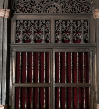 Zdjęcie nr 147: Kaplica zbudowana została na planie kwadratu i nakryta wzniesioną na pendentywach kopułą z latarnią. Przylega do kościoła od północy, do pierwszego przęsła nawy, z którą komunikuje się zamkniętym półkoliście przejściem. Wnętrze artykułowane jest w oparciu o schemat starożytnego łuku triumfalnego za pomocą osadzonych na wysokim cokole pilastrów z kompozytowymi głowicami. Pilastry podtrzymują wydatne belkowanie, ozodbione dekoracją stiukową w postaci puttów, festonów owocowych, rozet oraz kartuszy. Równocześnie pilastry ujmują półkoliste arkady, dwie niższe i większą, środkową. Niższe arkady wypełniają obrazy ze scenami z życia św. Karola Boromeusza. Ponad nimi w prostokątnych, stiukowych, obramieniach znajdują się malowane przedstawienia różnych świętych. W środkowej arkadzie ściany północnej umieszczono okazały późnobarokowy ołtarz z cudownym wizerunkiem św. Karola Boromeusza. Z kolei w arkadach wschodniej i zachodniej rozmieszczono prostokątne okna. Poniżej okna w arkadzie zachodniej znajduje się wyjście na zewnątrz kaplicy zaopatrzone w metalowe, prostokątne drzwi. Natomiast pod oknem w ścianie wschodniej zawieszono tablicę pamiątkową ku czci papieża Jana Pawła II. Arkadę wejściową do kaplicy zamyka prostokątna, brązowa krata. W jej podłuczu od wnętrza na wzór tympanonu umieszczono stiukowy kartusz z herbem Szreniawa, podtrzymywany przez dwa anioły. Ściany tarczowe podniebia przepruto czworobocznymi oknami ujętymi w stiukowe obramienia wolutowe. Na pendentywach przedstawiono w czterech stiukowych kartuszach herby: Szreniawa, Gryf i Kotwicz. Czwarty kartusz jest pusty. Czaszę kopuły wypełnia iluzjonistycznie malowana architektura podzielona na dwie strefy. Dolną artykułują pary pilastrów ujmujące okulusy oraz tralkowa balustrada, a górną gurty wyznaczające pola dla dekoracji ornamentalnej. Ściany zewnętrzne kaplicy zostały podzielone za pomocą kamiennych gzymsów i lizen na dwie trójosiowe kondygnacje, z których górna odpowiada wysokością smukłemu cokołowi mieszczącemu wejście. Zewnętrzne pola każdej elewacji dekorowane są płaskimi pasami tynku w układzie wzoru geometrycznego, zbliżonego do okuciowego. Okna i portal zostały ujęte w profilowane kamienne obramienia. Na ścianie północnej w środkowej kondygnacji pod kartuszem z herbem Szreniawa umieszczono tablicę fundacyjną z napisem: STANISLAUS COMES IN WIŚNICZ LUBOMIRSKI / PALATINUS ET GENERALIS CRACOVIEN[SIS] / SCEPUSIEN[SIS], BIALLOCERKIEVIEN[SIS] / ZATHORIEN[SIS], NIEPOLOMICIEN[SIS] E[T]C[ETER]A, E[T]C[ETER]A, CAPITANEUS / CAPELLAM HANC, / S[ANCTO] CAROLO BARRHOMAEO SUO TUTELARI PATRONO / POST RECEPTA SA[N]CTI HUIUS MERITIS TOT BENEFICIA / DICATAM / EX FUNDAMENTIS EREXIT, DONAVIT / EXORNAVIT, / ANNO D[O]MI[NI], 1640 (Stanisław hrabia na Wiśniczu Lubomirski wojewoda i starosta generalny krakowski, starosta spiski, białocerkiewski, zatorski, niepołomicki, i tak dalej, i tak dalej, tę kaplicę, poświęconą św. Karolowi Boromeuszowi, swojemu patronowi opiekuńczemu, po otrzymaniu tak wielkich łask za wstawiennictwem tego świetego, od fundamentów wzniósł, uposażył i ozdobił, roku Pańskiego 1640). Dach kaplicy oraz latarnia pokryte są blachą miedzianą.
