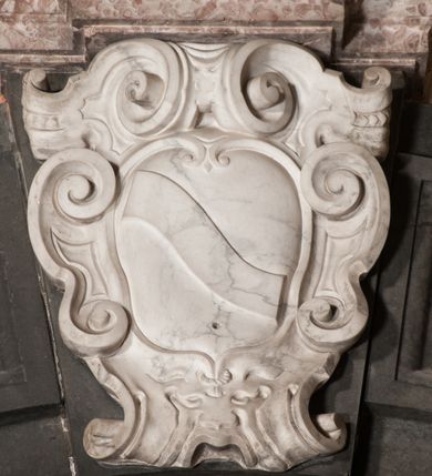 Zdjęcie nr 151: Kaplica zbudowana została na planie kwadratu i nakryta wzniesioną na pendentywach kopułą z latarnią. Przylega do kościoła od północy, do pierwszego przęsła nawy, z którą komunikuje się zamkniętym półkoliście przejściem. Wnętrze artykułowane jest w oparciu o schemat starożytnego łuku triumfalnego za pomocą osadzonych na wysokim cokole pilastrów z kompozytowymi głowicami. Pilastry podtrzymują wydatne belkowanie, ozodbione dekoracją stiukową w postaci puttów, festonów owocowych, rozet oraz kartuszy. Równocześnie pilastry ujmują półkoliste arkady, dwie niższe i większą, środkową. Niższe arkady wypełniają obrazy ze scenami z życia św. Karola Boromeusza. Ponad nimi w prostokątnych, stiukowych, obramieniach znajdują się malowane przedstawienia różnych świętych. W środkowej arkadzie ściany północnej umieszczono okazały późnobarokowy ołtarz z cudownym wizerunkiem św. Karola Boromeusza. Z kolei w arkadach wschodniej i zachodniej rozmieszczono prostokątne okna. Poniżej okna w arkadzie zachodniej znajduje się wyjście na zewnątrz kaplicy zaopatrzone w metalowe, prostokątne drzwi. Natomiast pod oknem w ścianie wschodniej zawieszono tablicę pamiątkową ku czci papieża Jana Pawła II. Arkadę wejściową do kaplicy zamyka prostokątna, brązowa krata. W jej podłuczu od wnętrza na wzór tympanonu umieszczono stiukowy kartusz z herbem Szreniawa, podtrzymywany przez dwa anioły. Ściany tarczowe podniebia przepruto czworobocznymi oknami ujętymi w stiukowe obramienia wolutowe. Na pendentywach przedstawiono w czterech stiukowych kartuszach herby: Szreniawa, Gryf i Kotwicz. Czwarty kartusz jest pusty. Czaszę kopuły wypełnia iluzjonistycznie malowana architektura podzielona na dwie strefy. Dolną artykułują pary pilastrów ujmujące okulusy oraz tralkowa balustrada, a górną gurty wyznaczające pola dla dekoracji ornamentalnej. Ściany zewnętrzne kaplicy zostały podzielone za pomocą kamiennych gzymsów i lizen na dwie trójosiowe kondygnacje, z których górna odpowiada wysokością smukłemu cokołowi mieszczącemu wejście. Zewnętrzne pola każdej elewacji dekorowane są płaskimi pasami tynku w układzie wzoru geometrycznego, zbliżonego do okuciowego. Okna i portal zostały ujęte w profilowane kamienne obramienia. Na ścianie północnej w środkowej kondygnacji pod kartuszem z herbem Szreniawa umieszczono tablicę fundacyjną z napisem: STANISLAUS COMES IN WIŚNICZ LUBOMIRSKI / PALATINUS ET GENERALIS CRACOVIEN[SIS] / SCEPUSIEN[SIS], BIALLOCERKIEVIEN[SIS] / ZATHORIEN[SIS], NIEPOLOMICIEN[SIS] E[T]C[ETER]A, E[T]C[ETER]A, CAPITANEUS / CAPELLAM HANC, / S[ANCTO] CAROLO BARRHOMAEO SUO TUTELARI PATRONO / POST RECEPTA SA[N]CTI HUIUS MERITIS TOT BENEFICIA / DICATAM / EX FUNDAMENTIS EREXIT, DONAVIT / EXORNAVIT, / ANNO D[O]MI[NI], 1640 (Stanisław hrabia na Wiśniczu Lubomirski wojewoda i starosta generalny krakowski, starosta spiski, białocerkiewski, zatorski, niepołomicki, i tak dalej, i tak dalej, tę kaplicę, poświęconą św. Karolowi Boromeuszowi, swojemu patronowi opiekuńczemu, po otrzymaniu tak wielkich łask za wstawiennictwem tego świetego, od fundamentów wzniósł, uposażył i ozdobił, roku Pańskiego 1640). Dach kaplicy oraz latarnia pokryte są blachą miedzianą.
