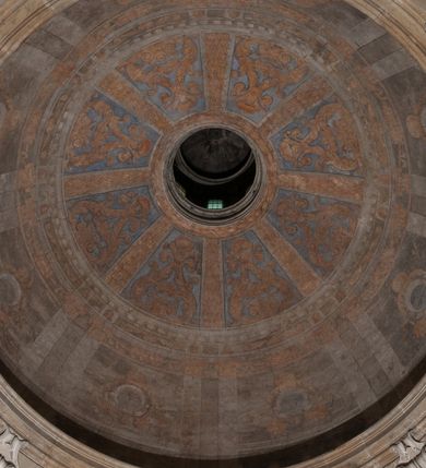 Zdjęcie nr 154: Kaplica zbudowana została na planie kwadratu i nakryta wzniesioną na pendentywach kopułą z latarnią. Przylega do kościoła od północy, do pierwszego przęsła nawy, z którą komunikuje się zamkniętym półkoliście przejściem. Wnętrze artykułowane jest w oparciu o schemat starożytnego łuku triumfalnego za pomocą osadzonych na wysokim cokole pilastrów z kompozytowymi głowicami. Pilastry podtrzymują wydatne belkowanie, ozodbione dekoracją stiukową w postaci puttów, festonów owocowych, rozet oraz kartuszy. Równocześnie pilastry ujmują półkoliste arkady, dwie niższe i większą, środkową. Niższe arkady wypełniają obrazy ze scenami z życia św. Karola Boromeusza. Ponad nimi w prostokątnych, stiukowych, obramieniach znajdują się malowane przedstawienia różnych świętych. W środkowej arkadzie ściany północnej umieszczono okazały późnobarokowy ołtarz z cudownym wizerunkiem św. Karola Boromeusza. Z kolei w arkadach wschodniej i zachodniej rozmieszczono prostokątne okna. Poniżej okna w arkadzie zachodniej znajduje się wyjście na zewnątrz kaplicy zaopatrzone w metalowe, prostokątne drzwi. Natomiast pod oknem w ścianie wschodniej zawieszono tablicę pamiątkową ku czci papieża Jana Pawła II. Arkadę wejściową do kaplicy zamyka prostokątna, brązowa krata. W jej podłuczu od wnętrza na wzór tympanonu umieszczono stiukowy kartusz z herbem Szreniawa, podtrzymywany przez dwa anioły. Ściany tarczowe podniebia przepruto czworobocznymi oknami ujętymi w stiukowe obramienia wolutowe. Na pendentywach przedstawiono w czterech stiukowych kartuszach herby: Szreniawa, Gryf i Kotwicz. Czwarty kartusz jest pusty. Czaszę kopuły wypełnia iluzjonistycznie malowana architektura podzielona na dwie strefy. Dolną artykułują pary pilastrów ujmujące okulusy oraz tralkowa balustrada, a górną gurty wyznaczające pola dla dekoracji ornamentalnej. Ściany zewnętrzne kaplicy zostały podzielone za pomocą kamiennych gzymsów i lizen na dwie trójosiowe kondygnacje, z których górna odpowiada wysokością smukłemu cokołowi mieszczącemu wejście. Zewnętrzne pola każdej elewacji dekorowane są płaskimi pasami tynku w układzie wzoru geometrycznego, zbliżonego do okuciowego. Okna i portal zostały ujęte w profilowane kamienne obramienia. Na ścianie północnej w środkowej kondygnacji pod kartuszem z herbem Szreniawa umieszczono tablicę fundacyjną z napisem: STANISLAUS COMES IN WIŚNICZ LUBOMIRSKI / PALATINUS ET GENERALIS CRACOVIEN[SIS] / SCEPUSIEN[SIS], BIALLOCERKIEVIEN[SIS] / ZATHORIEN[SIS], NIEPOLOMICIEN[SIS] E[T]C[ETER]A, E[T]C[ETER]A, CAPITANEUS / CAPELLAM HANC, / S[ANCTO] CAROLO BARRHOMAEO SUO TUTELARI PATRONO / POST RECEPTA SA[N]CTI HUIUS MERITIS TOT BENEFICIA / DICATAM / EX FUNDAMENTIS EREXIT, DONAVIT / EXORNAVIT, / ANNO D[O]MI[NI], 1640 (Stanisław hrabia na Wiśniczu Lubomirski wojewoda i starosta generalny krakowski, starosta spiski, białocerkiewski, zatorski, niepołomicki, i tak dalej, i tak dalej, tę kaplicę, poświęconą św. Karolowi Boromeuszowi, swojemu patronowi opiekuńczemu, po otrzymaniu tak wielkich łask za wstawiennictwem tego świetego, od fundamentów wzniósł, uposażył i ozdobił, roku Pańskiego 1640). Dach kaplicy oraz latarnia pokryte są blachą miedzianą.
