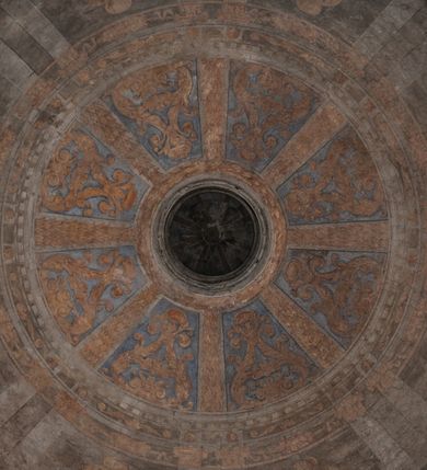 Zdjęcie nr 157: Kaplica zbudowana została na planie kwadratu i nakryta wzniesioną na pendentywach kopułą z latarnią. Przylega do kościoła od północy, do pierwszego przęsła nawy, z którą komunikuje się zamkniętym półkoliście przejściem. Wnętrze artykułowane jest w oparciu o schemat starożytnego łuku triumfalnego za pomocą osadzonych na wysokim cokole pilastrów z kompozytowymi głowicami. Pilastry podtrzymują wydatne belkowanie, ozodbione dekoracją stiukową w postaci puttów, festonów owocowych, rozet oraz kartuszy. Równocześnie pilastry ujmują półkoliste arkady, dwie niższe i większą, środkową. Niższe arkady wypełniają obrazy ze scenami z życia św. Karola Boromeusza. Ponad nimi w prostokątnych, stiukowych, obramieniach znajdują się malowane przedstawienia różnych świętych. W środkowej arkadzie ściany północnej umieszczono okazały późnobarokowy ołtarz z cudownym wizerunkiem św. Karola Boromeusza. Z kolei w arkadach wschodniej i zachodniej rozmieszczono prostokątne okna. Poniżej okna w arkadzie zachodniej znajduje się wyjście na zewnątrz kaplicy zaopatrzone w metalowe, prostokątne drzwi. Natomiast pod oknem w ścianie wschodniej zawieszono tablicę pamiątkową ku czci papieża Jana Pawła II. Arkadę wejściową do kaplicy zamyka prostokątna, brązowa krata. W jej podłuczu od wnętrza na wzór tympanonu umieszczono stiukowy kartusz z herbem Szreniawa, podtrzymywany przez dwa anioły. Ściany tarczowe podniebia przepruto czworobocznymi oknami ujętymi w stiukowe obramienia wolutowe. Na pendentywach przedstawiono w czterech stiukowych kartuszach herby: Szreniawa, Gryf i Kotwicz. Czwarty kartusz jest pusty. Czaszę kopuły wypełnia iluzjonistycznie malowana architektura podzielona na dwie strefy. Dolną artykułują pary pilastrów ujmujące okulusy oraz tralkowa balustrada, a górną gurty wyznaczające pola dla dekoracji ornamentalnej. Ściany zewnętrzne kaplicy zostały podzielone za pomocą kamiennych gzymsów i lizen na dwie trójosiowe kondygnacje, z których górna odpowiada wysokością smukłemu cokołowi mieszczącemu wejście. Zewnętrzne pola każdej elewacji dekorowane są płaskimi pasami tynku w układzie wzoru geometrycznego, zbliżonego do okuciowego. Okna i portal zostały ujęte w profilowane kamienne obramienia. Na ścianie północnej w środkowej kondygnacji pod kartuszem z herbem Szreniawa umieszczono tablicę fundacyjną z napisem: STANISLAUS COMES IN WIŚNICZ LUBOMIRSKI / PALATINUS ET GENERALIS CRACOVIEN[SIS] / SCEPUSIEN[SIS], BIALLOCERKIEVIEN[SIS] / ZATHORIEN[SIS], NIEPOLOMICIEN[SIS] E[T]C[ETER]A, E[T]C[ETER]A, CAPITANEUS / CAPELLAM HANC, / S[ANCTO] CAROLO BARRHOMAEO SUO TUTELARI PATRONO / POST RECEPTA SA[N]CTI HUIUS MERITIS TOT BENEFICIA / DICATAM / EX FUNDAMENTIS EREXIT, DONAVIT / EXORNAVIT, / ANNO D[O]MI[NI], 1640 (Stanisław hrabia na Wiśniczu Lubomirski wojewoda i starosta generalny krakowski, starosta spiski, białocerkiewski, zatorski, niepołomicki, i tak dalej, i tak dalej, tę kaplicę, poświęconą św. Karolowi Boromeuszowi, swojemu patronowi opiekuńczemu, po otrzymaniu tak wielkich łask za wstawiennictwem tego świetego, od fundamentów wzniósł, uposażył i ozdobił, roku Pańskiego 1640). Dach kaplicy oraz latarnia pokryte są blachą miedzianą.
