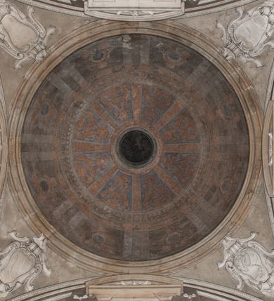 Zdjęcie nr 156: Kaplica zbudowana została na planie kwadratu i nakryta wzniesioną na pendentywach kopułą z latarnią. Przylega do kościoła od północy, do pierwszego przęsła nawy, z którą komunikuje się zamkniętym półkoliście przejściem. Wnętrze artykułowane jest w oparciu o schemat starożytnego łuku triumfalnego za pomocą osadzonych na wysokim cokole pilastrów z kompozytowymi głowicami. Pilastry podtrzymują wydatne belkowanie, ozodbione dekoracją stiukową w postaci puttów, festonów owocowych, rozet oraz kartuszy. Równocześnie pilastry ujmują półkoliste arkady, dwie niższe i większą, środkową. Niższe arkady wypełniają obrazy ze scenami z życia św. Karola Boromeusza. Ponad nimi w prostokątnych, stiukowych, obramieniach znajdują się malowane przedstawienia różnych świętych. W środkowej arkadzie ściany północnej umieszczono okazały późnobarokowy ołtarz z cudownym wizerunkiem św. Karola Boromeusza. Z kolei w arkadach wschodniej i zachodniej rozmieszczono prostokątne okna. Poniżej okna w arkadzie zachodniej znajduje się wyjście na zewnątrz kaplicy zaopatrzone w metalowe, prostokątne drzwi. Natomiast pod oknem w ścianie wschodniej zawieszono tablicę pamiątkową ku czci papieża Jana Pawła II. Arkadę wejściową do kaplicy zamyka prostokątna, brązowa krata. W jej podłuczu od wnętrza na wzór tympanonu umieszczono stiukowy kartusz z herbem Szreniawa, podtrzymywany przez dwa anioły. Ściany tarczowe podniebia przepruto czworobocznymi oknami ujętymi w stiukowe obramienia wolutowe. Na pendentywach przedstawiono w czterech stiukowych kartuszach herby: Szreniawa, Gryf i Kotwicz. Czwarty kartusz jest pusty. Czaszę kopuły wypełnia iluzjonistycznie malowana architektura podzielona na dwie strefy. Dolną artykułują pary pilastrów ujmujące okulusy oraz tralkowa balustrada, a górną gurty wyznaczające pola dla dekoracji ornamentalnej. Ściany zewnętrzne kaplicy zostały podzielone za pomocą kamiennych gzymsów i lizen na dwie trójosiowe kondygnacje, z których górna odpowiada wysokością smukłemu cokołowi mieszczącemu wejście. Zewnętrzne pola każdej elewacji dekorowane są płaskimi pasami tynku w układzie wzoru geometrycznego, zbliżonego do okuciowego. Okna i portal zostały ujęte w profilowane kamienne obramienia. Na ścianie północnej w środkowej kondygnacji pod kartuszem z herbem Szreniawa umieszczono tablicę fundacyjną z napisem: STANISLAUS COMES IN WIŚNICZ LUBOMIRSKI / PALATINUS ET GENERALIS CRACOVIEN[SIS] / SCEPUSIEN[SIS], BIALLOCERKIEVIEN[SIS] / ZATHORIEN[SIS], NIEPOLOMICIEN[SIS] E[T]C[ETER]A, E[T]C[ETER]A, CAPITANEUS / CAPELLAM HANC, / S[ANCTO] CAROLO BARRHOMAEO SUO TUTELARI PATRONO / POST RECEPTA SA[N]CTI HUIUS MERITIS TOT BENEFICIA / DICATAM / EX FUNDAMENTIS EREXIT, DONAVIT / EXORNAVIT, / ANNO D[O]MI[NI], 1640 (Stanisław hrabia na Wiśniczu Lubomirski wojewoda i starosta generalny krakowski, starosta spiski, białocerkiewski, zatorski, niepołomicki, i tak dalej, i tak dalej, tę kaplicę, poświęconą św. Karolowi Boromeuszowi, swojemu patronowi opiekuńczemu, po otrzymaniu tak wielkich łask za wstawiennictwem tego świetego, od fundamentów wzniósł, uposażył i ozdobił, roku Pańskiego 1640). Dach kaplicy oraz latarnia pokryte są blachą miedzianą.
