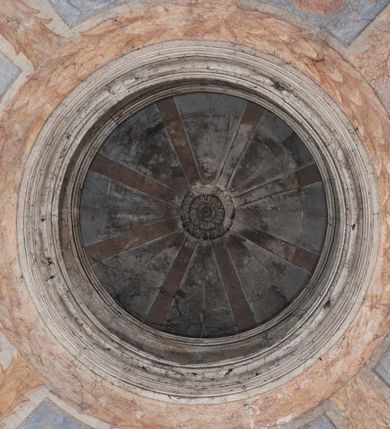 Zdjęcie nr 159: Kaplica zbudowana została na planie kwadratu i nakryta wzniesioną na pendentywach kopułą z latarnią. Przylega do kościoła od północy, do pierwszego przęsła nawy, z którą komunikuje się zamkniętym półkoliście przejściem. Wnętrze artykułowane jest w oparciu o schemat starożytnego łuku triumfalnego za pomocą osadzonych na wysokim cokole pilastrów z kompozytowymi głowicami. Pilastry podtrzymują wydatne belkowanie, ozodbione dekoracją stiukową w postaci puttów, festonów owocowych, rozet oraz kartuszy. Równocześnie pilastry ujmują półkoliste arkady, dwie niższe i większą, środkową. Niższe arkady wypełniają obrazy ze scenami z życia św. Karola Boromeusza. Ponad nimi w prostokątnych, stiukowych, obramieniach znajdują się malowane przedstawienia różnych świętych. W środkowej arkadzie ściany północnej umieszczono okazały późnobarokowy ołtarz z cudownym wizerunkiem św. Karola Boromeusza. Z kolei w arkadach wschodniej i zachodniej rozmieszczono prostokątne okna. Poniżej okna w arkadzie zachodniej znajduje się wyjście na zewnątrz kaplicy zaopatrzone w metalowe, prostokątne drzwi. Natomiast pod oknem w ścianie wschodniej zawieszono tablicę pamiątkową ku czci papieża Jana Pawła II. Arkadę wejściową do kaplicy zamyka prostokątna, brązowa krata. W jej podłuczu od wnętrza na wzór tympanonu umieszczono stiukowy kartusz z herbem Szreniawa, podtrzymywany przez dwa anioły. Ściany tarczowe podniebia przepruto czworobocznymi oknami ujętymi w stiukowe obramienia wolutowe. Na pendentywach przedstawiono w czterech stiukowych kartuszach herby: Szreniawa, Gryf i Kotwicz. Czwarty kartusz jest pusty. Czaszę kopuły wypełnia iluzjonistycznie malowana architektura podzielona na dwie strefy. Dolną artykułują pary pilastrów ujmujące okulusy oraz tralkowa balustrada, a górną gurty wyznaczające pola dla dekoracji ornamentalnej. Ściany zewnętrzne kaplicy zostały podzielone za pomocą kamiennych gzymsów i lizen na dwie trójosiowe kondygnacje, z których górna odpowiada wysokością smukłemu cokołowi mieszczącemu wejście. Zewnętrzne pola każdej elewacji dekorowane są płaskimi pasami tynku w układzie wzoru geometrycznego, zbliżonego do okuciowego. Okna i portal zostały ujęte w profilowane kamienne obramienia. Na ścianie północnej w środkowej kondygnacji pod kartuszem z herbem Szreniawa umieszczono tablicę fundacyjną z napisem: STANISLAUS COMES IN WIŚNICZ LUBOMIRSKI / PALATINUS ET GENERALIS CRACOVIEN[SIS] / SCEPUSIEN[SIS], BIALLOCERKIEVIEN[SIS] / ZATHORIEN[SIS], NIEPOLOMICIEN[SIS] E[T]C[ETER]A, E[T]C[ETER]A, CAPITANEUS / CAPELLAM HANC, / S[ANCTO] CAROLO BARRHOMAEO SUO TUTELARI PATRONO / POST RECEPTA SA[N]CTI HUIUS MERITIS TOT BENEFICIA / DICATAM / EX FUNDAMENTIS EREXIT, DONAVIT / EXORNAVIT, / ANNO D[O]MI[NI], 1640 (Stanisław hrabia na Wiśniczu Lubomirski wojewoda i starosta generalny krakowski, starosta spiski, białocerkiewski, zatorski, niepołomicki, i tak dalej, i tak dalej, tę kaplicę, poświęconą św. Karolowi Boromeuszowi, swojemu patronowi opiekuńczemu, po otrzymaniu tak wielkich łask za wstawiennictwem tego świetego, od fundamentów wzniósł, uposażył i ozdobił, roku Pańskiego 1640). Dach kaplicy oraz latarnia pokryte są blachą miedzianą.
